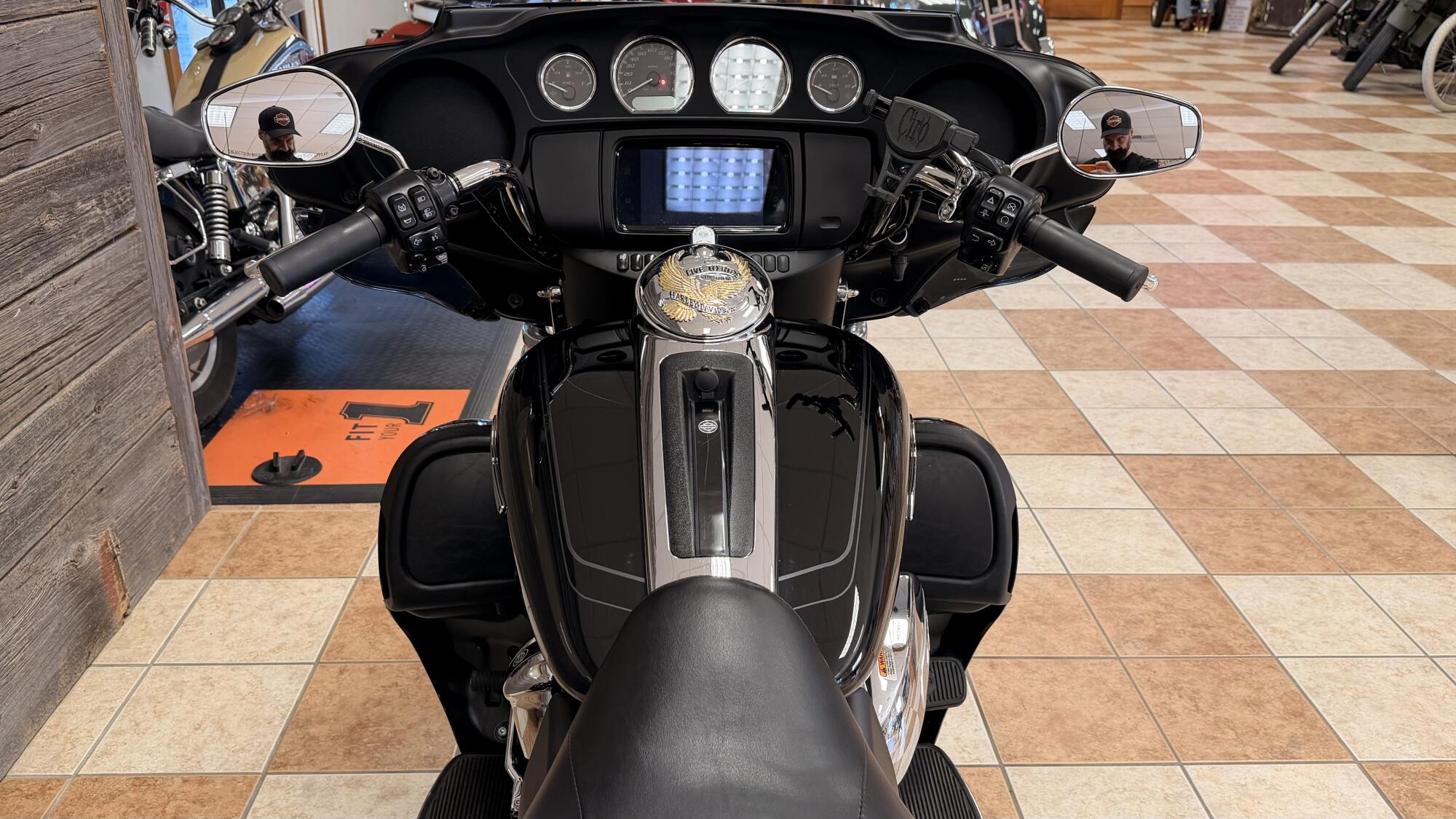 2024 Harley-Davidson® Tri Glide® Ultra Vivid Black, photo 13