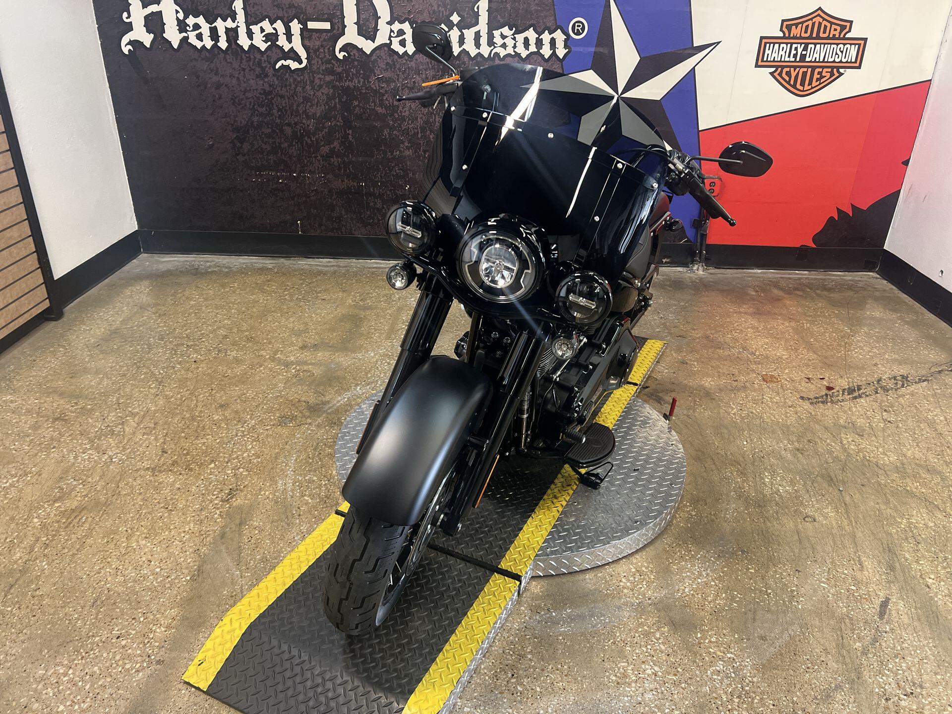 2026 Harley-Davidson® Deadwood™ FLHD, photo 5