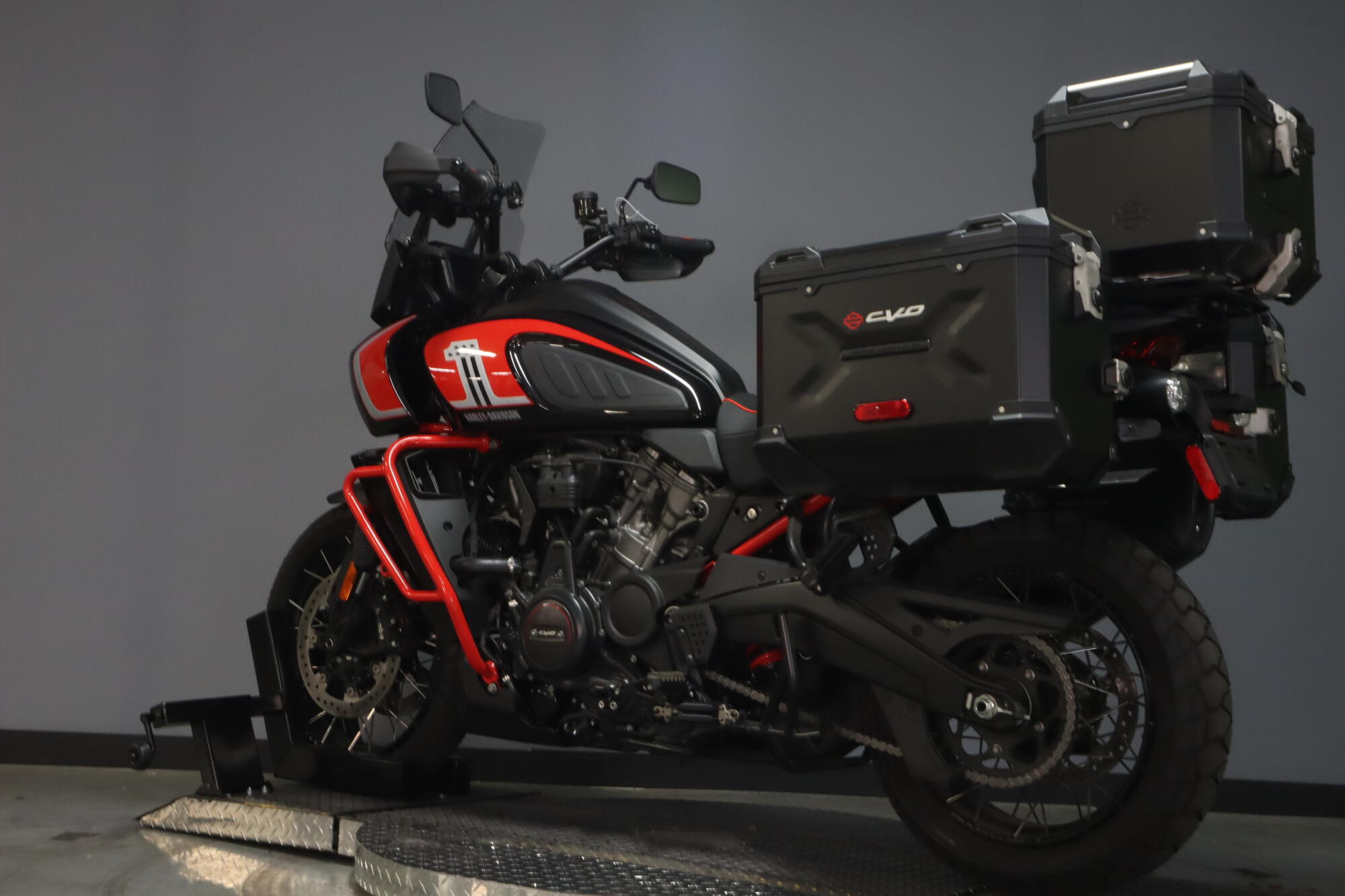 2024 Harley-Davidson® CVO™ Pan America® 1250 Special (RA1250SE), photo 6