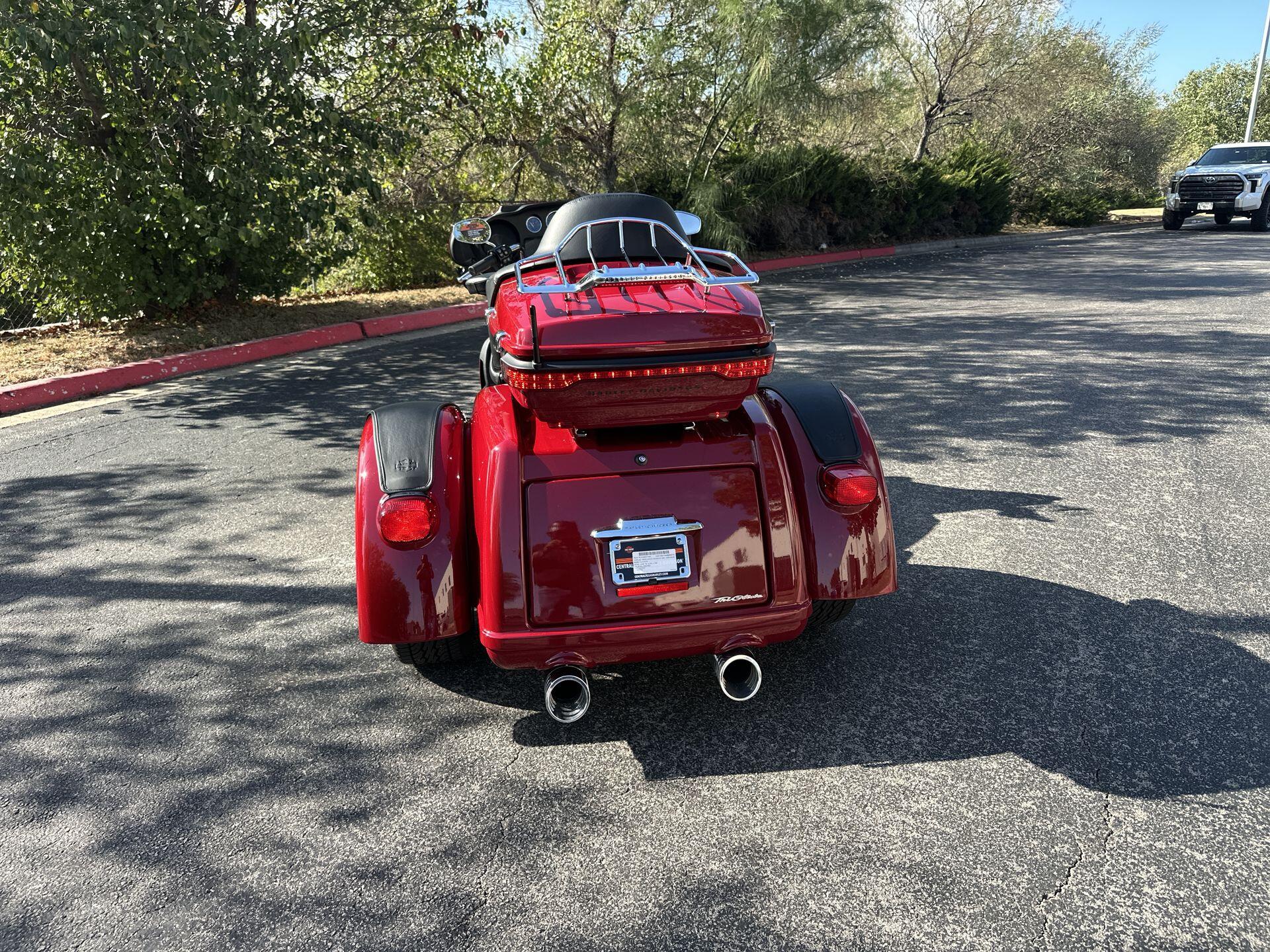 2021 Harley-Davidson® Tri Glide® Ultra FLHTCUTG, photo 9
