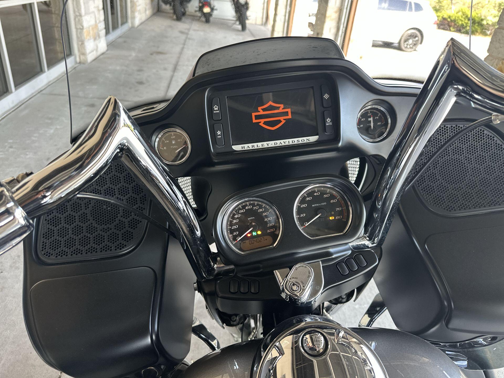 2017 Harley-Davidson® Road Glide® Ultra FLTRU, photo 23