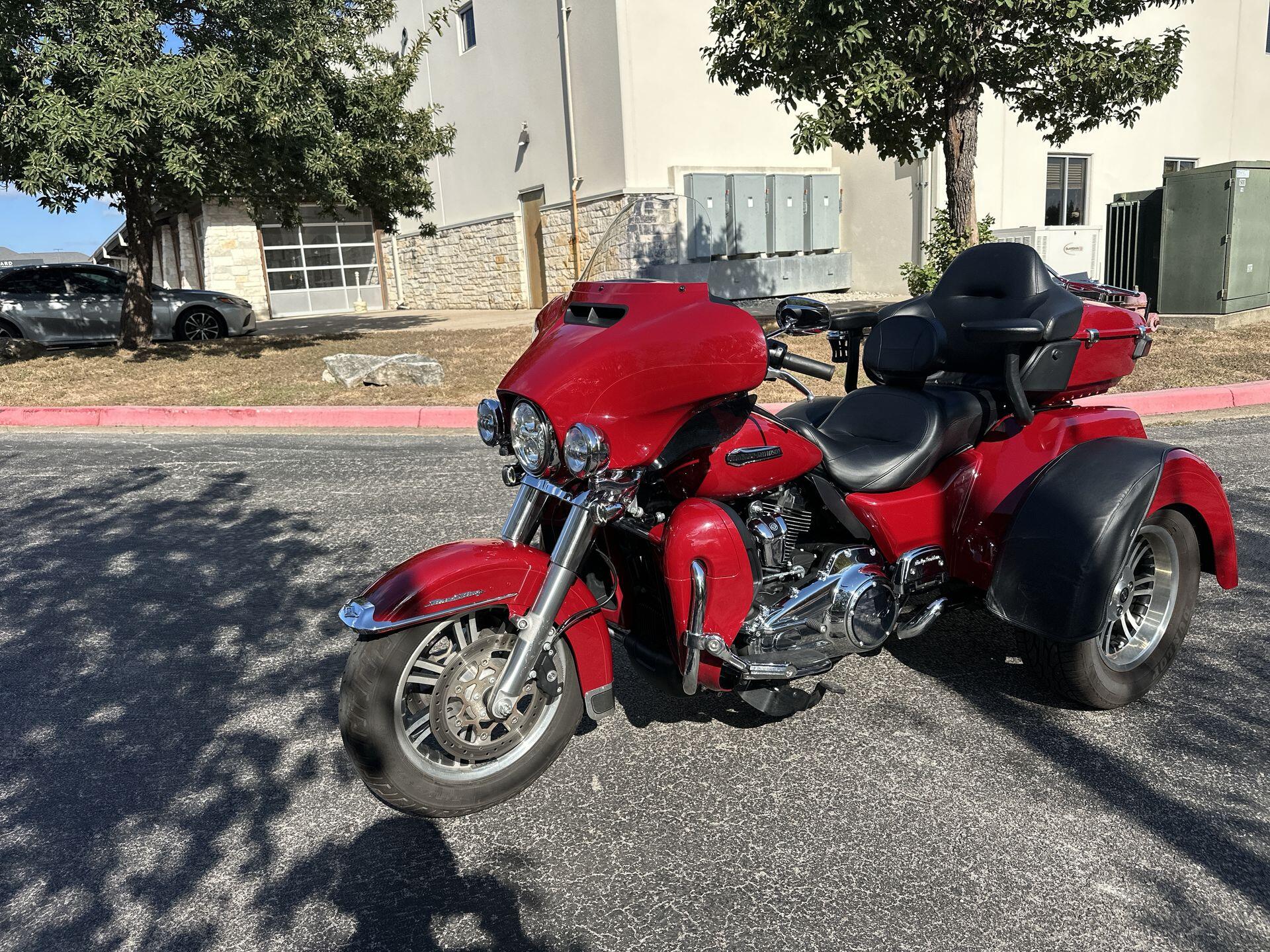 2021 Harley-Davidson® Tri Glide® Ultra FLHTCUTG, photo 6