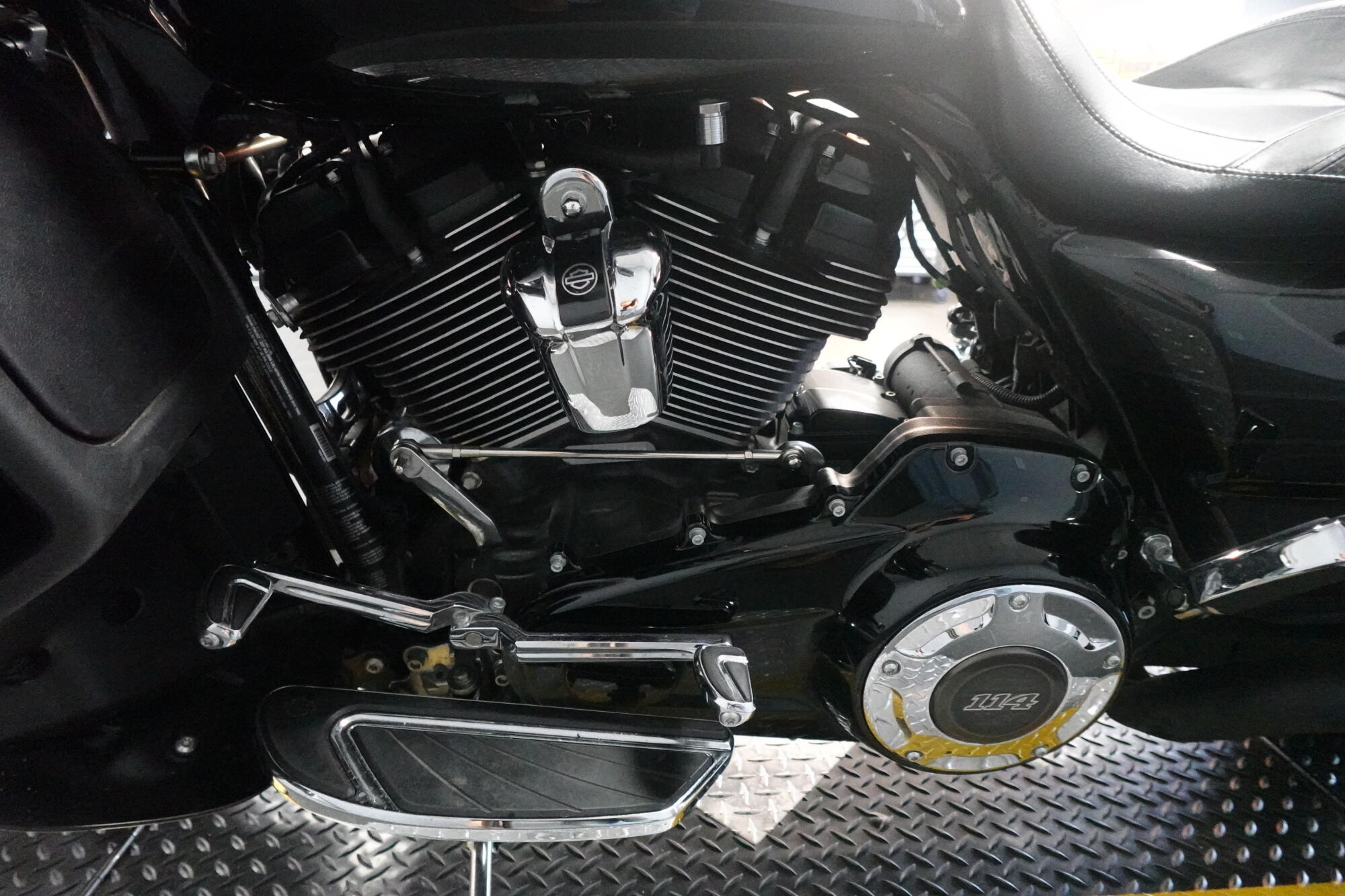 2017 Harley-Davidson® CVO™ Street Glide® FLHXSE, photo 13
