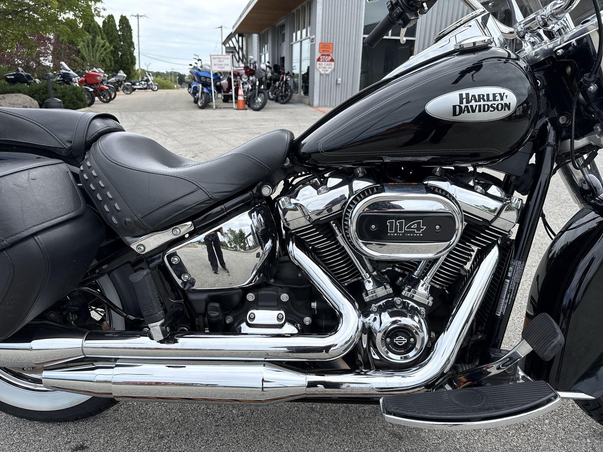 2024 Harley-Davidson® Heritage Classic Vivid Black, photo 12