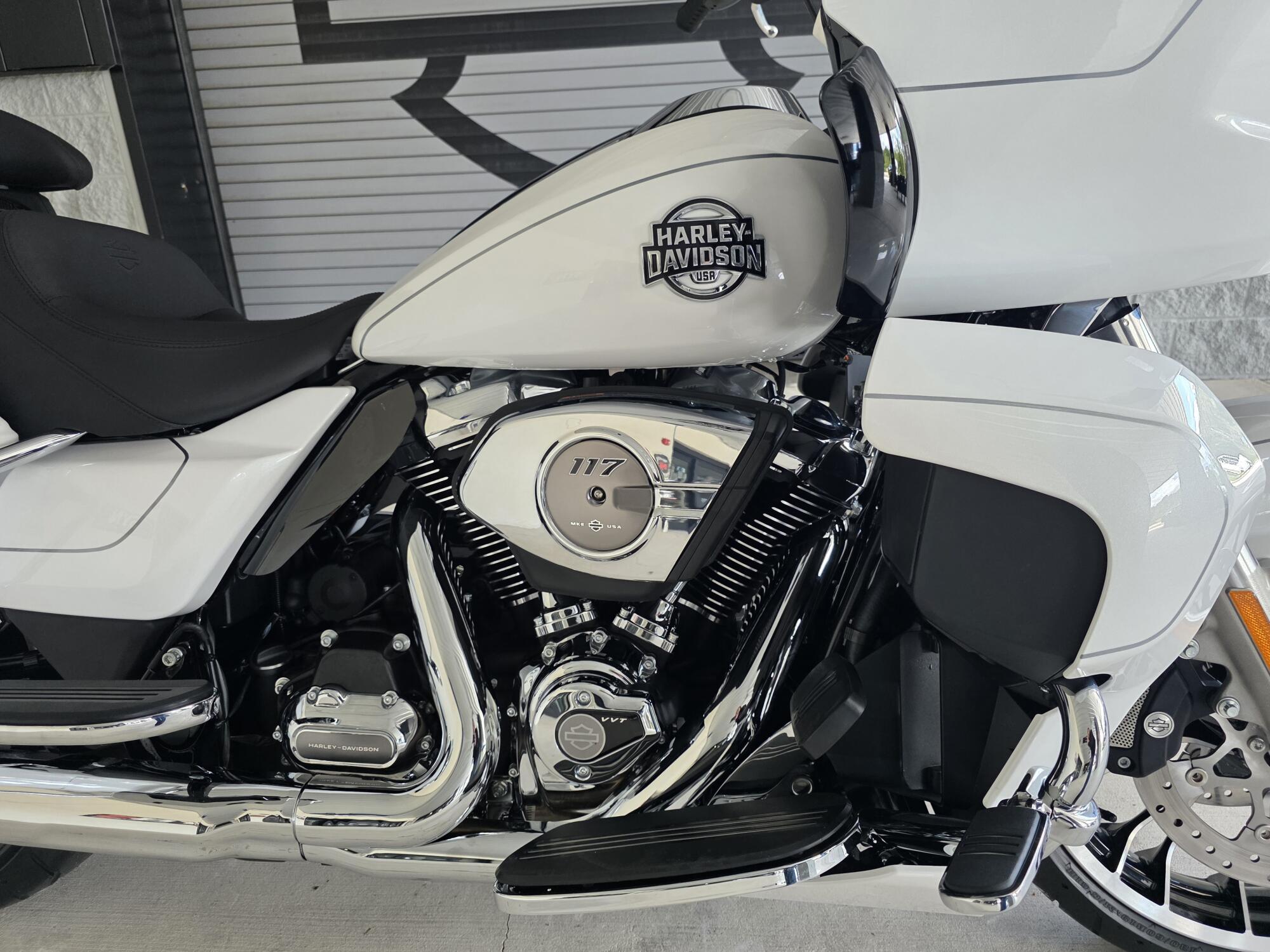 2026 Harley-Davidson® Road Glide Limited White Onyx Pearl Chrome Trim, photo 6