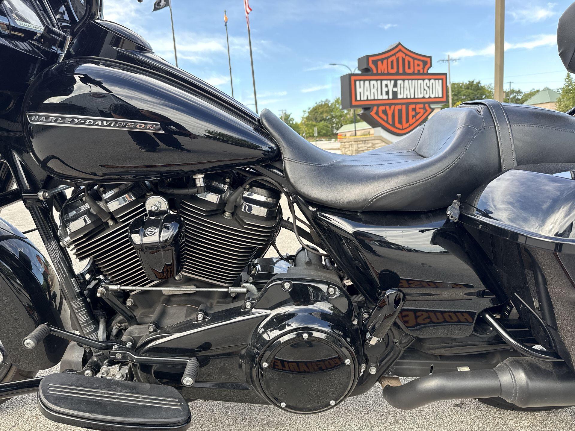 2018 Harley-Davidson® Street Glide® Special Vivid Black, photo 13