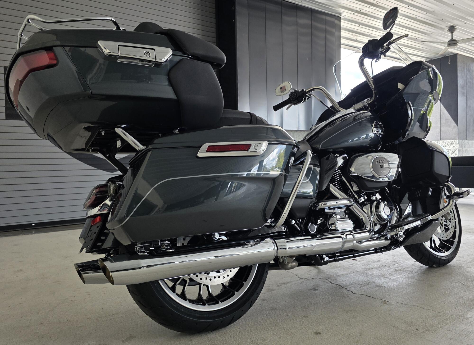 2026 Harley-Davidson® Road Glide Limited Iron Horse Metallic Chrome Trim, photo 8