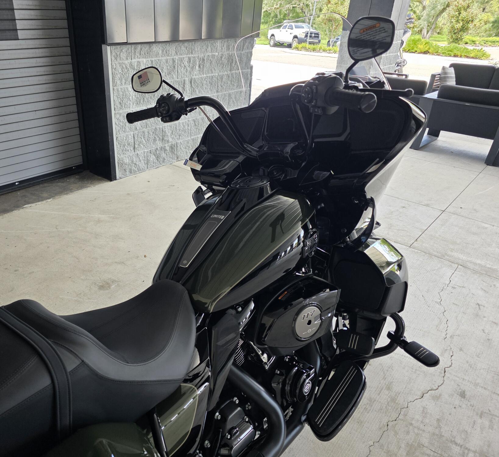 2026 Harley-Davidson® Road Glide Limited Olive Steel Metallic / Vivid Black Black Trim, photo 7