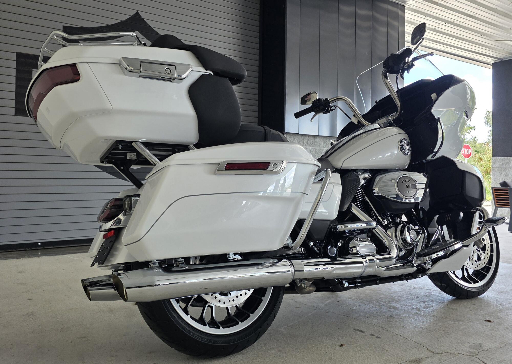 2026 Harley-Davidson® Road Glide Limited White Onyx Pearl Chrome Trim, photo 9