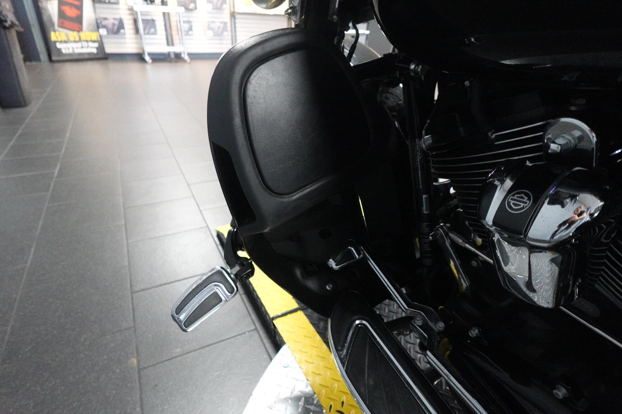 2017 Harley-Davidson® CVO™ Street Glide® FLHXSE, photo 15