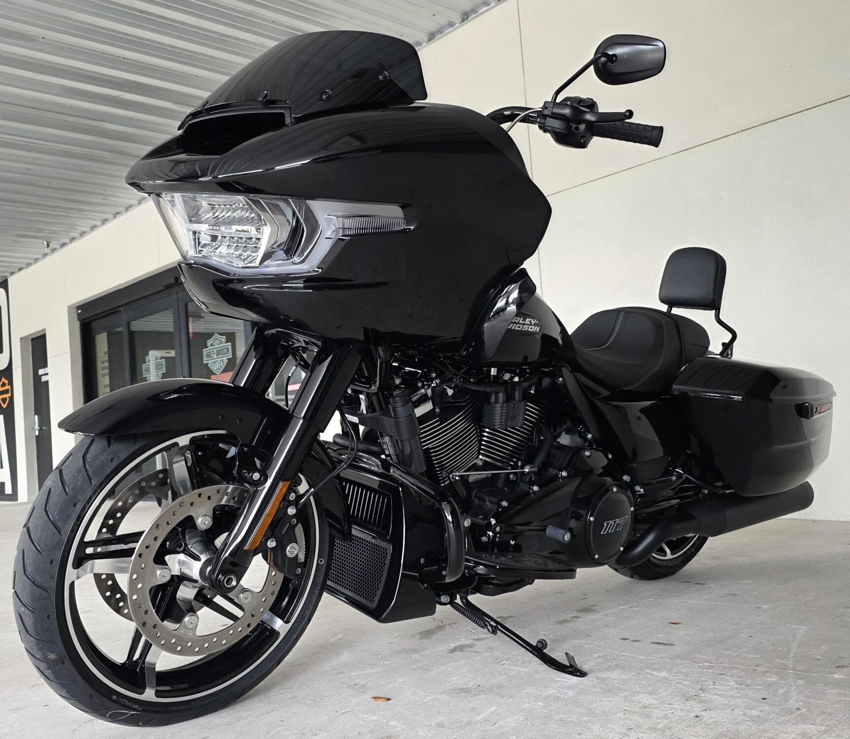 2026 Harley-Davidson® Road Glide® Vivid Black Black Trim, photo 12