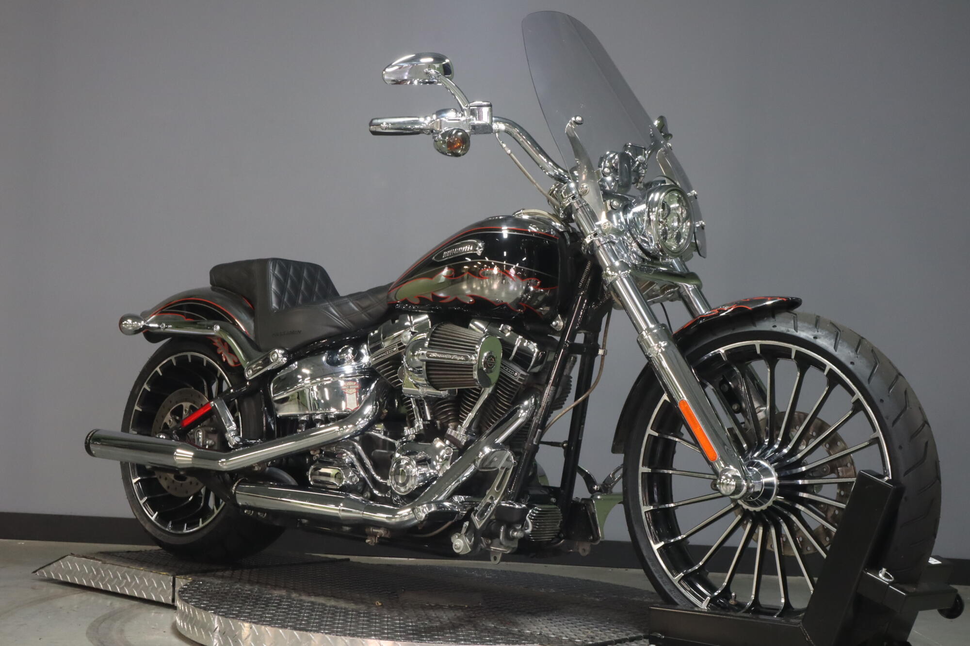 2014 Harley-Davidson® CVO™ Breakout® (FXSBSE), photo 2