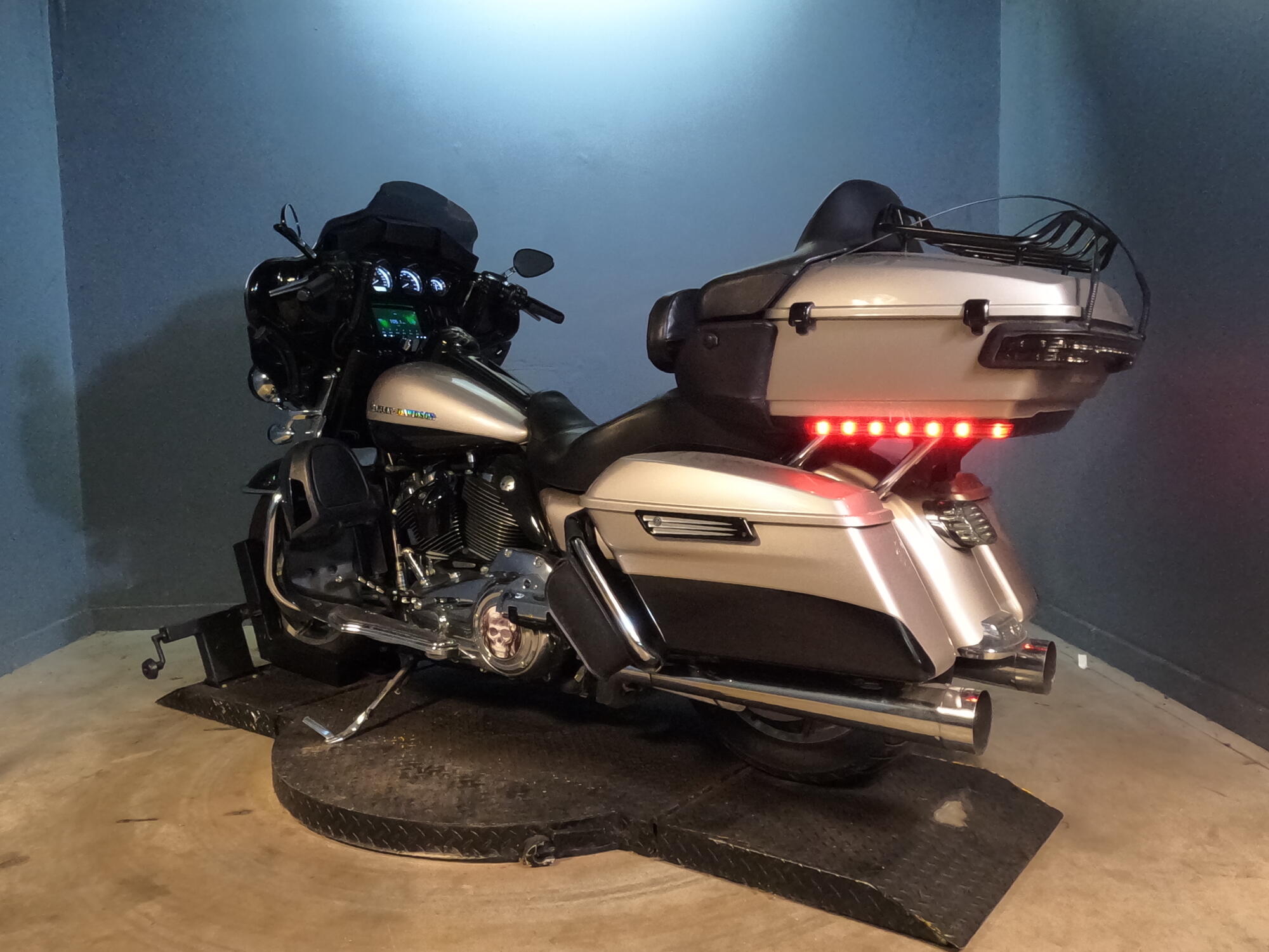 2018 Harley-Davidson® Electra Glide® Ultra Classic® FLHTCU, photo 4