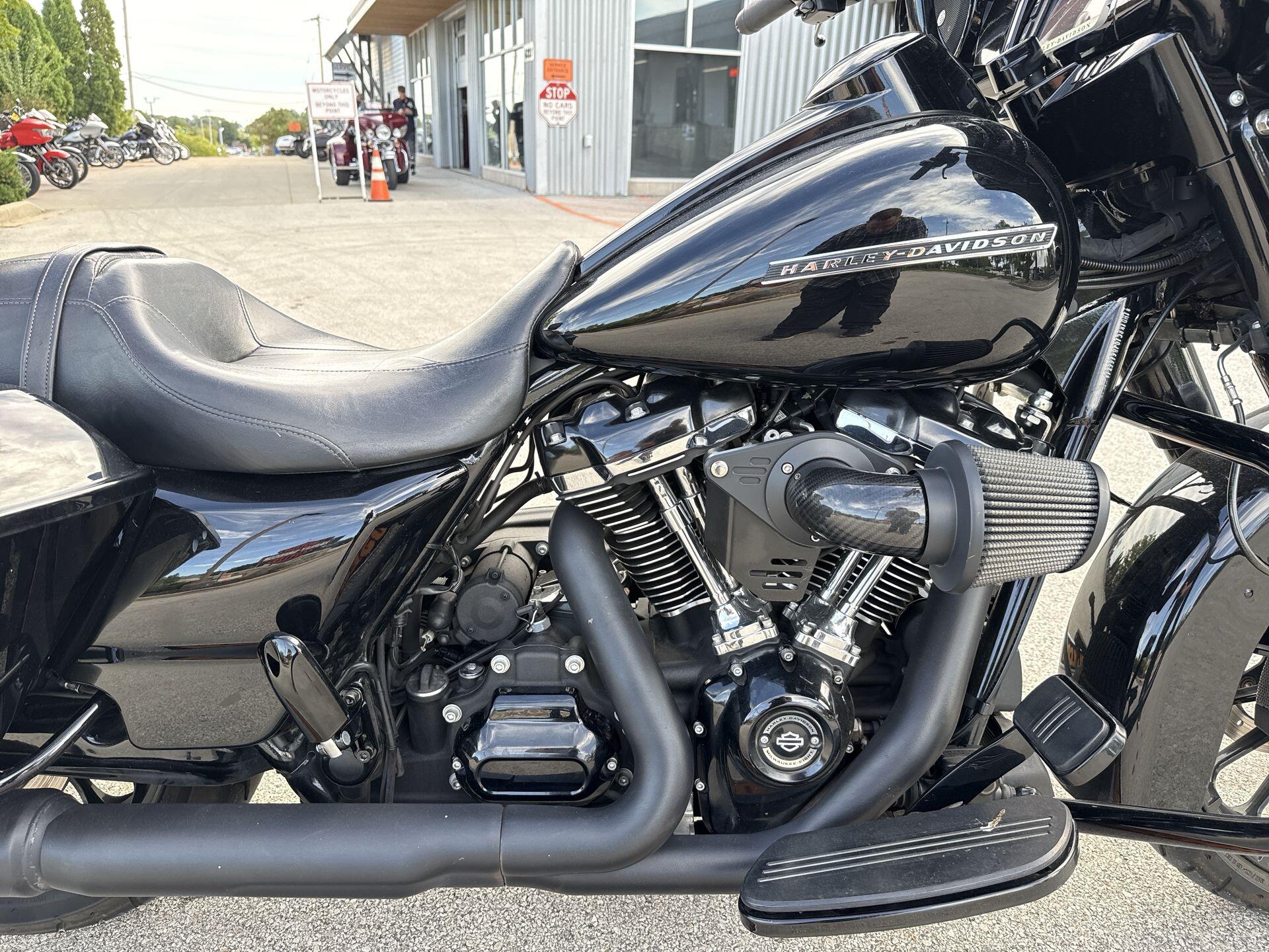 2018 Harley-Davidson® Street Glide® Special Vivid Black, photo 12