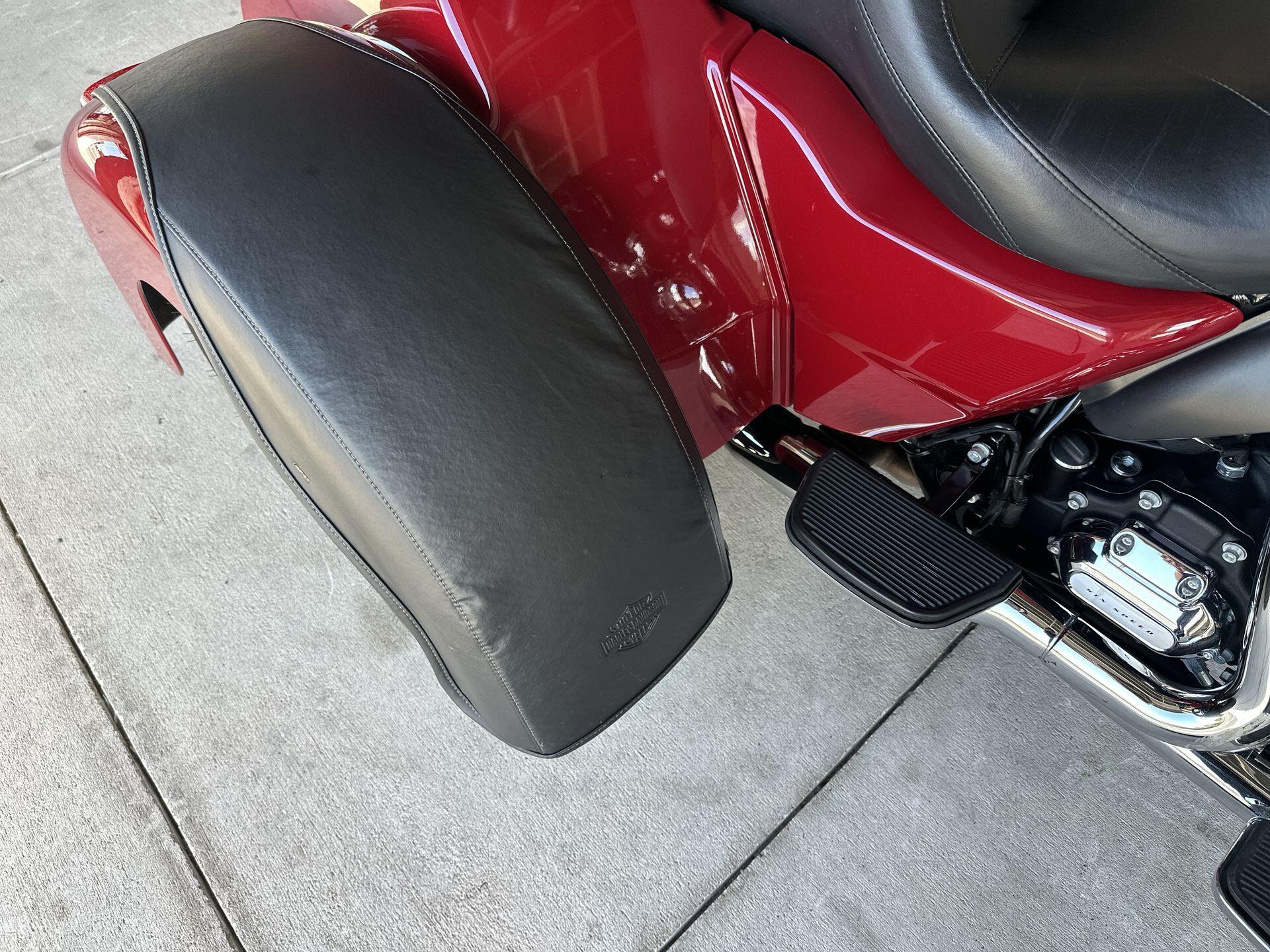 2021 Harley-Davidson® Tri Glide® Ultra FLHTCUTG, photo 17