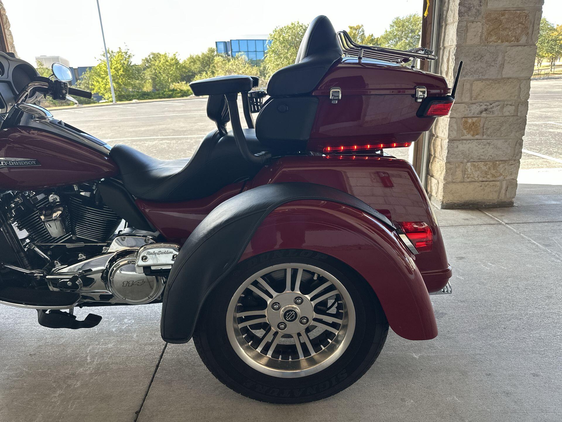 2021 Harley-Davidson® Tri Glide® Ultra FLHTCUTG, photo 19