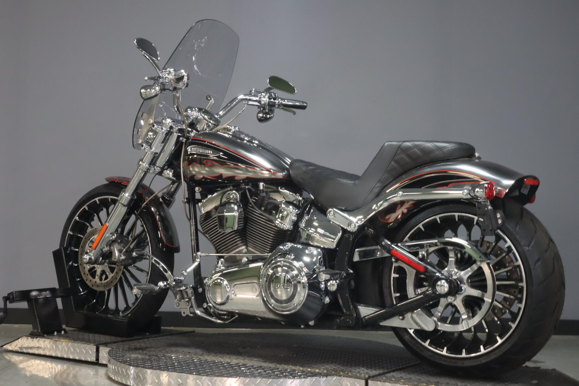2014 Harley-Davidson® CVO™ Breakout® (FXSBSE), photo 6