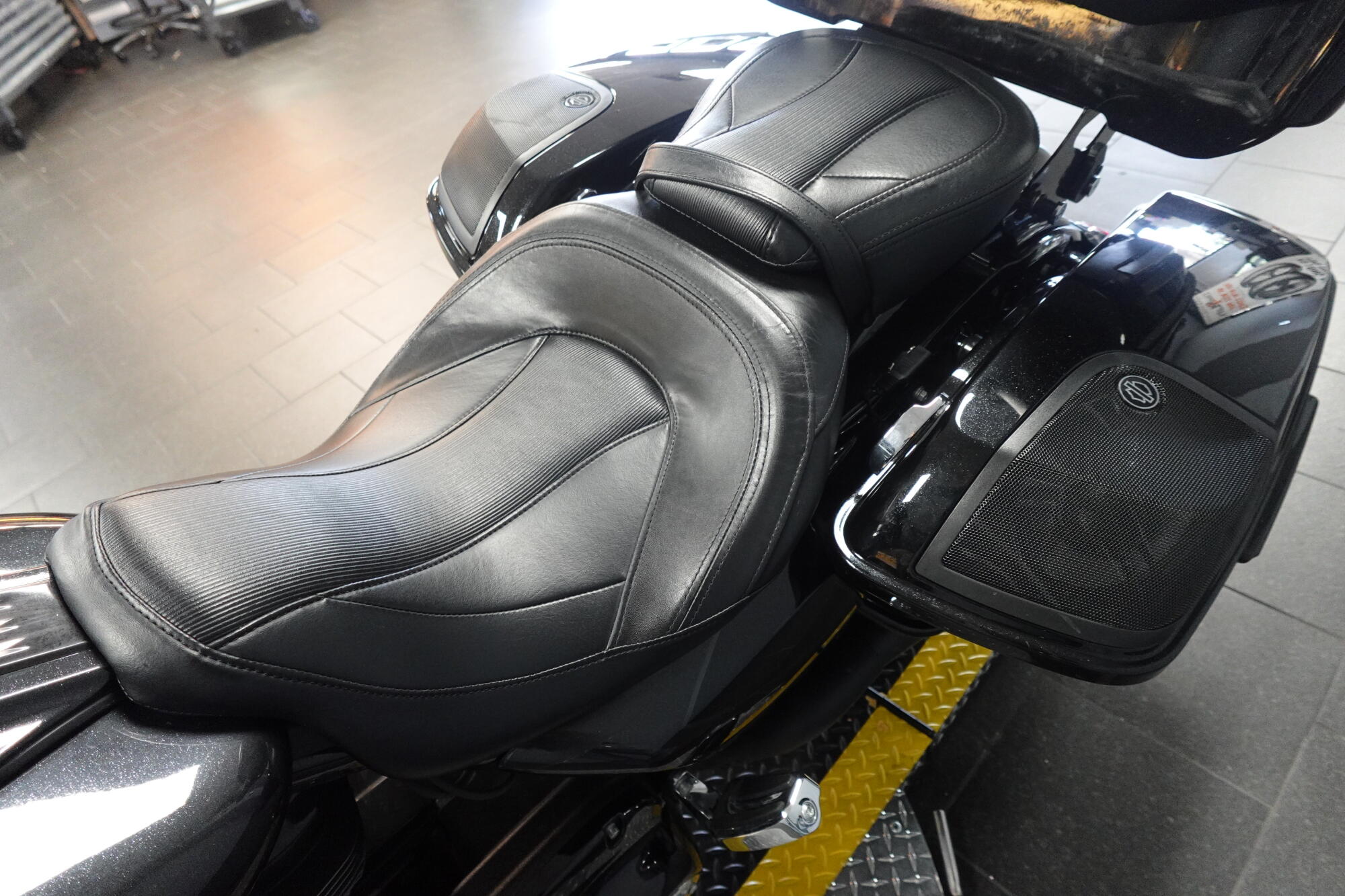 2017 Harley-Davidson® CVO™ Street Glide® FLHXSE, photo 18