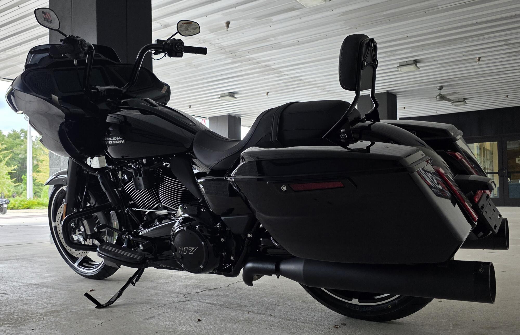 2026 Harley-Davidson® Road Glide® Vivid Black Black Trim, photo 11