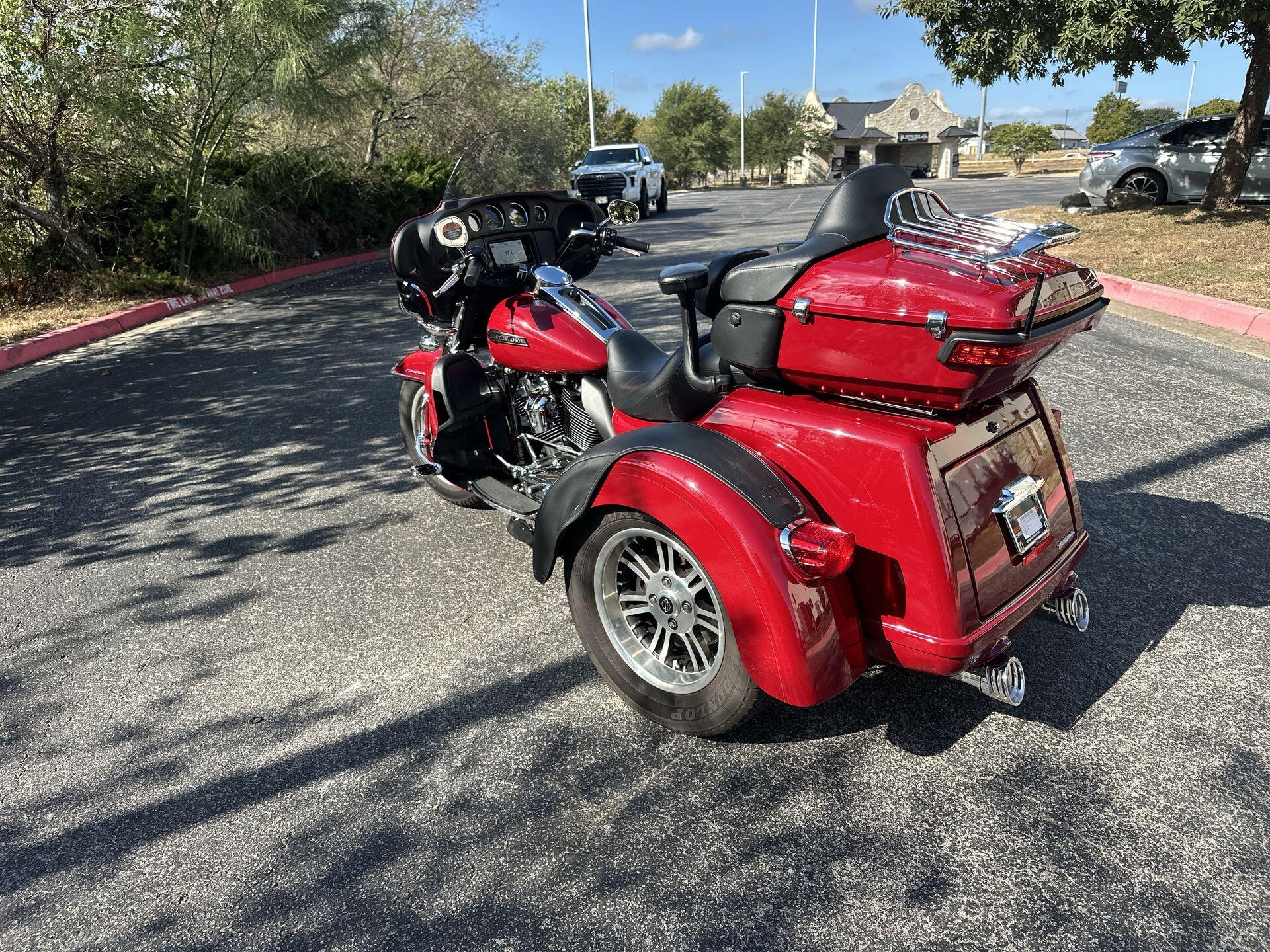 2021 Harley-Davidson® Tri Glide® Ultra FLHTCUTG, photo 8