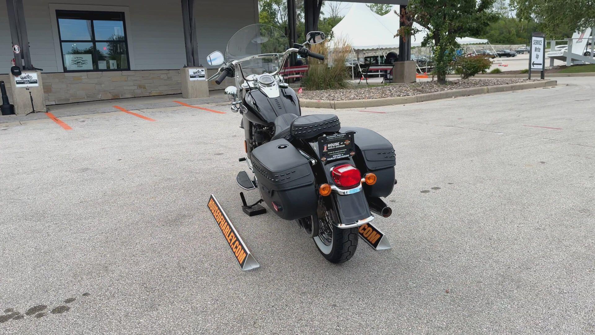 2024 Harley-Davidson® Heritage Classic Vivid Black, photo 9