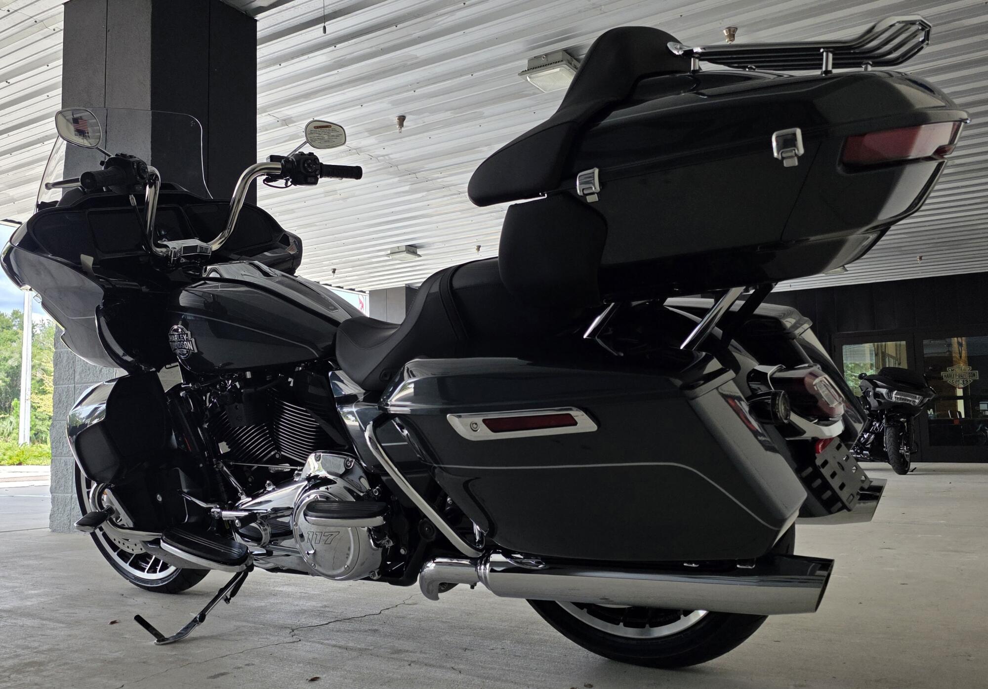 2026 Harley-Davidson® Road Glide Limited Iron Horse Metallic Chrome Trim, photo 9