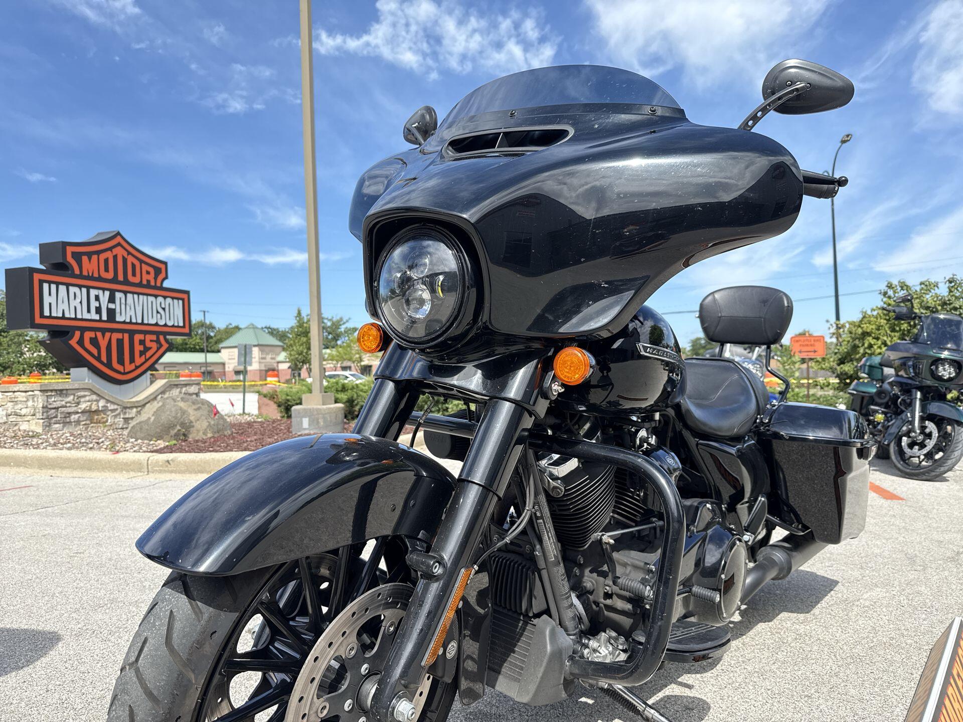 2018 Harley-Davidson® Street Glide® Special Vivid Black, photo 18