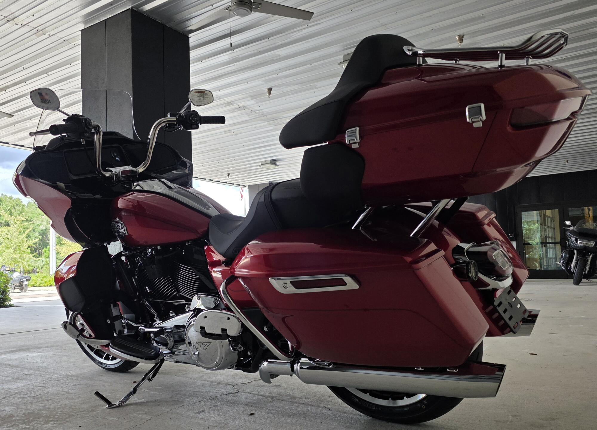 2026 Harley-Davidson® Road Glide Limited Brilliant Red Chrome Trim, photo 9