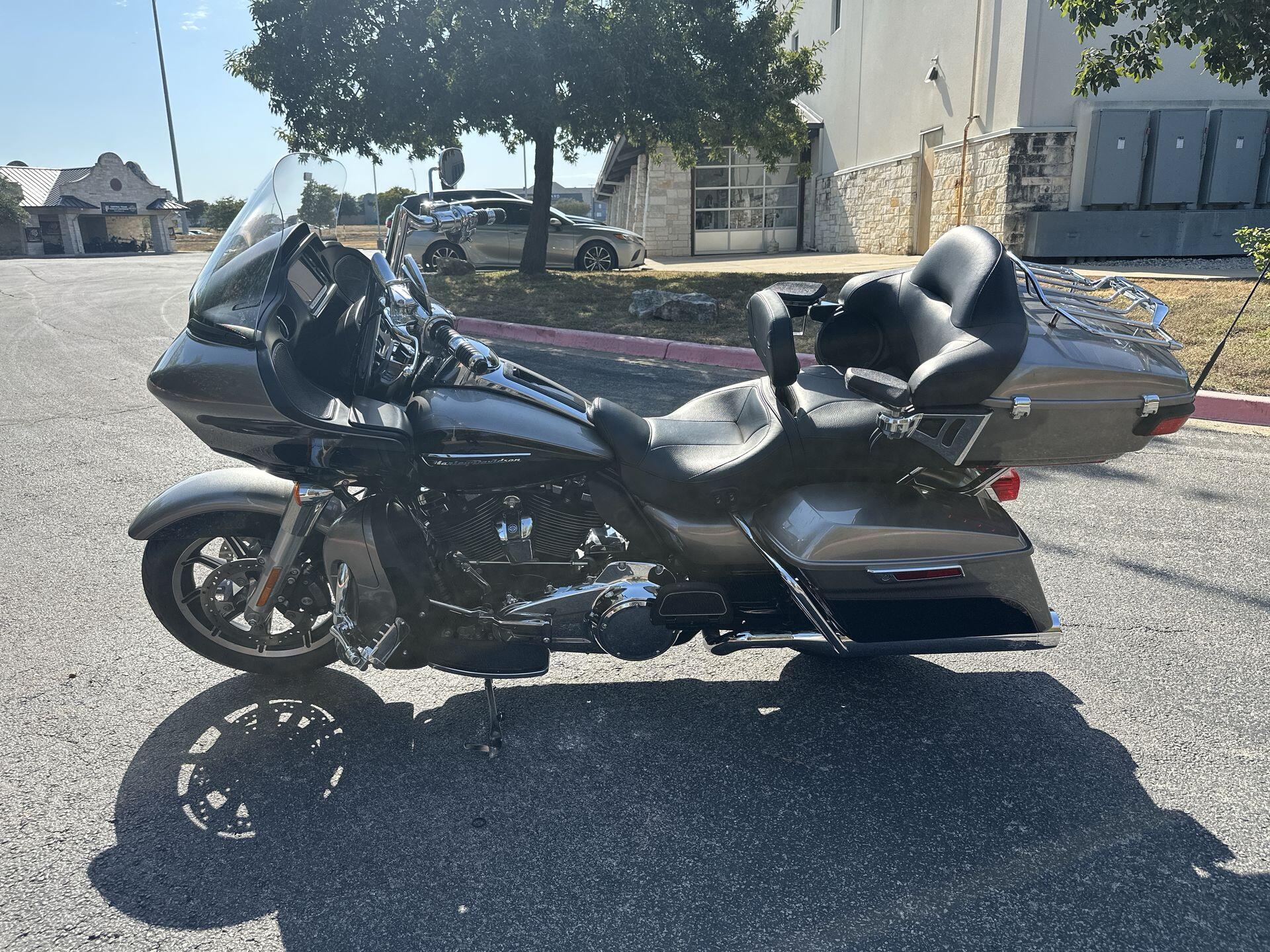 2017 Harley-Davidson® Road Glide® Ultra FLTRU, photo 7