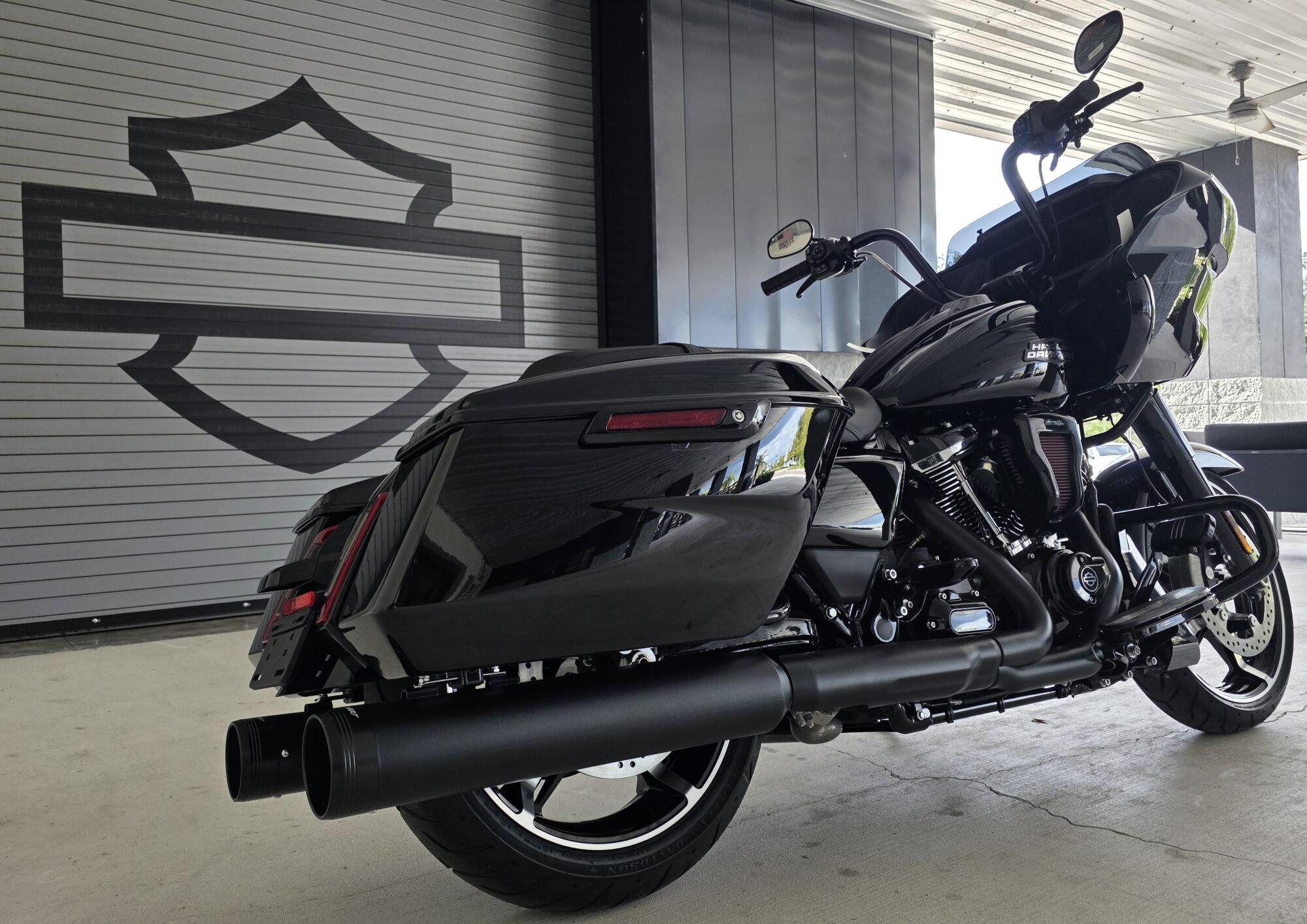 2026 Harley-Davidson® Road Glide® Vivid Black Black Trim, photo 11