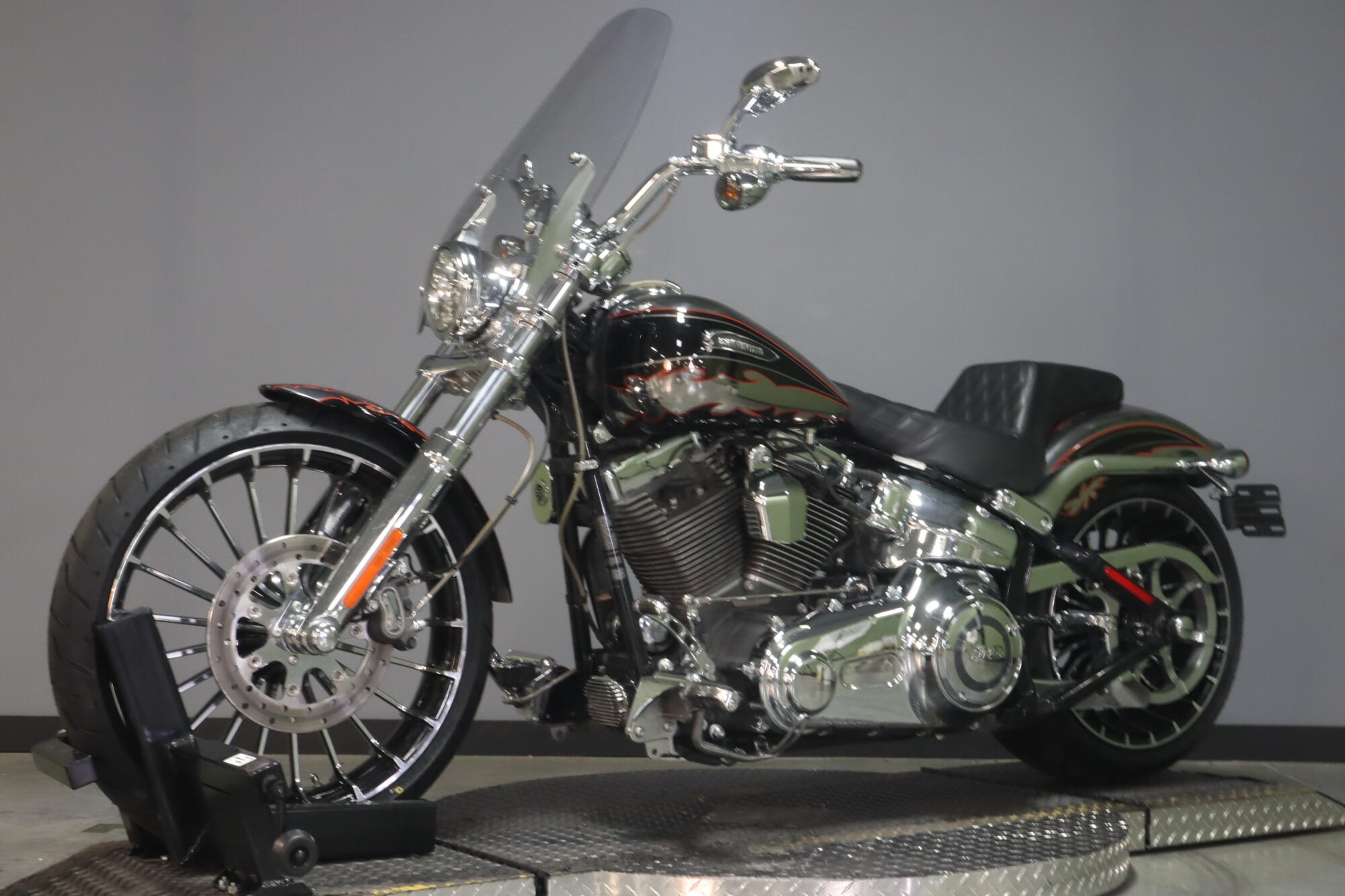 2014 Harley-Davidson® CVO™ Breakout® (FXSBSE), photo 4