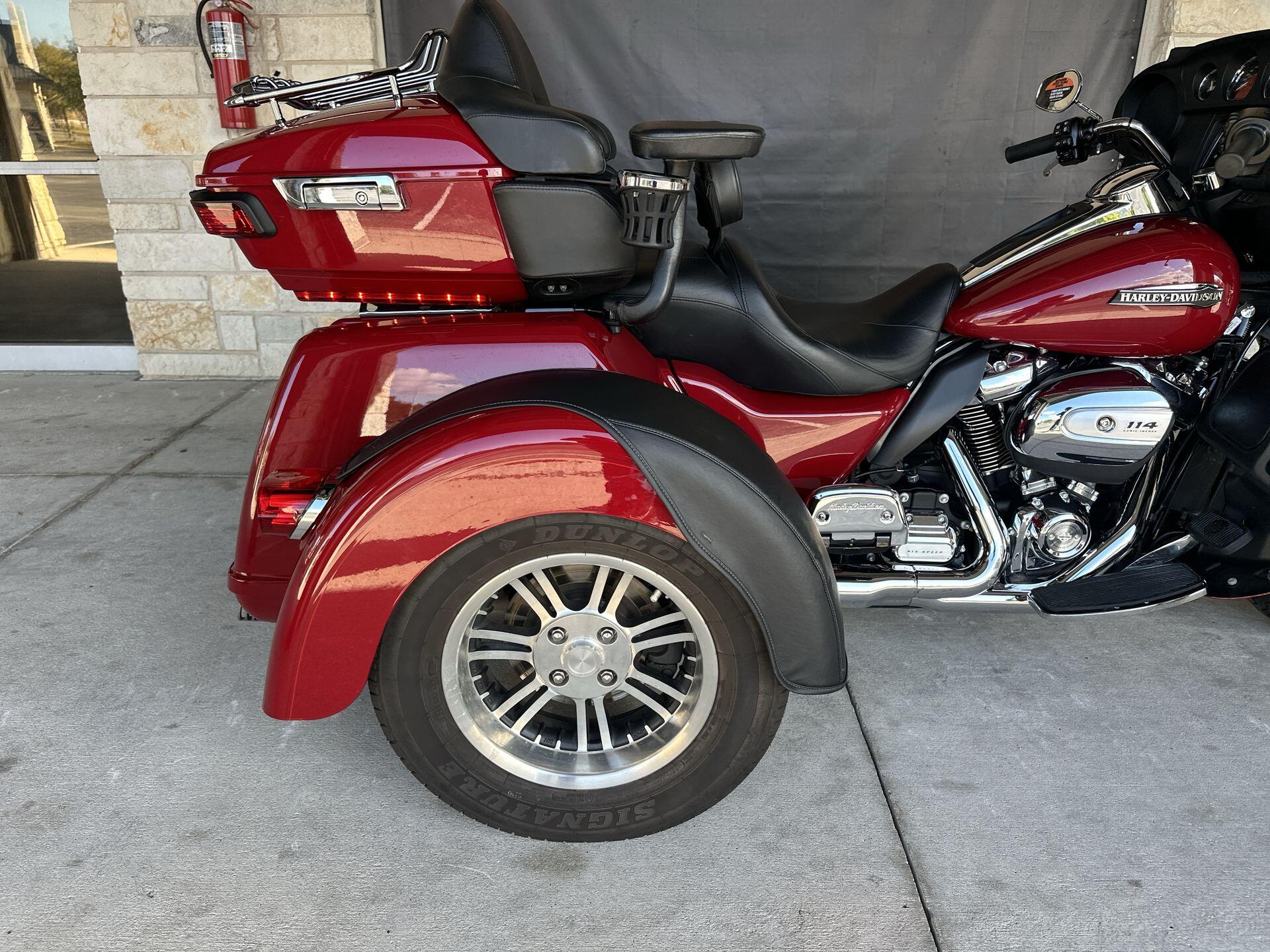 2021 Harley-Davidson® Tri Glide® Ultra FLHTCUTG, photo 18