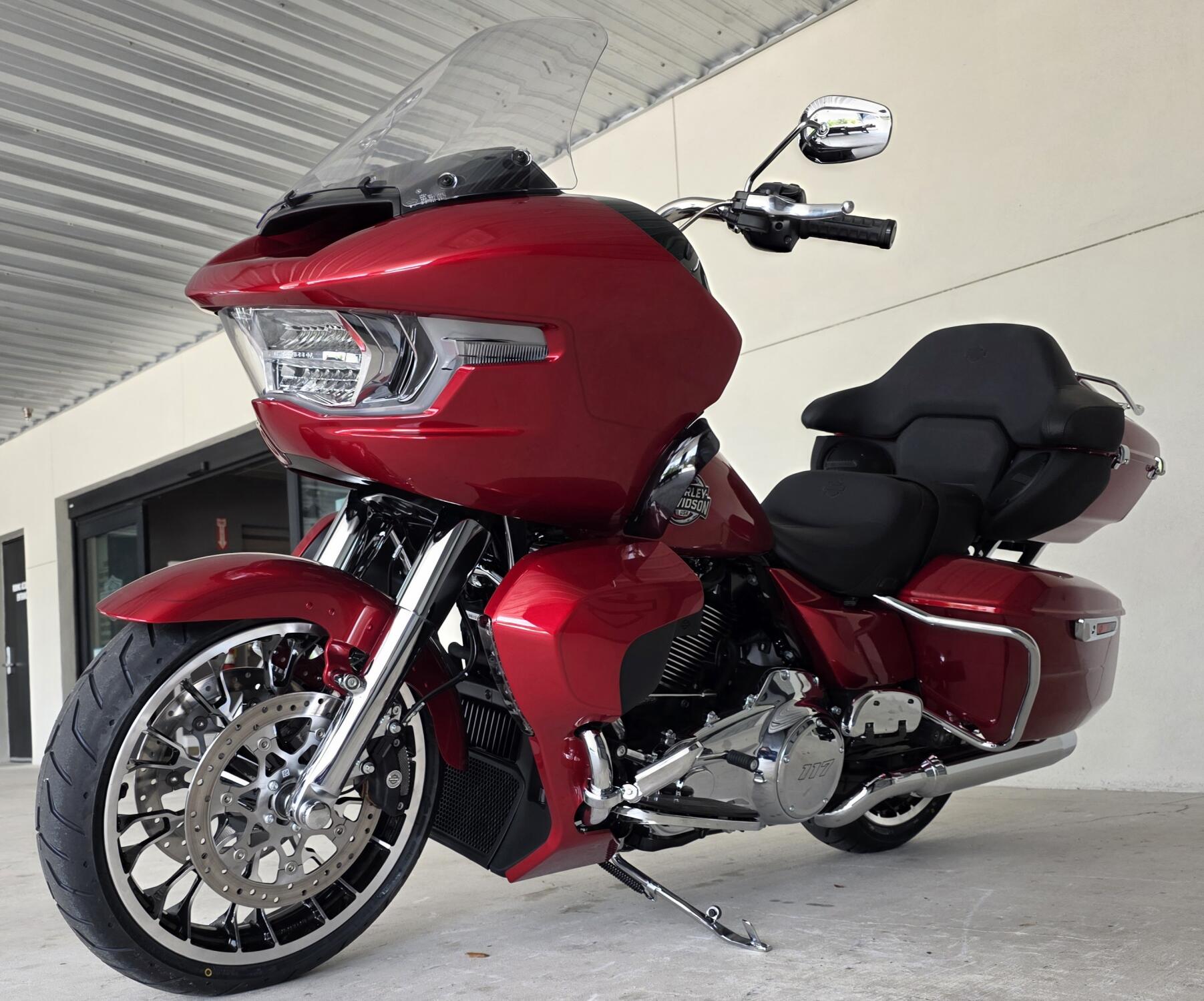 2026 Harley-Davidson® Road Glide Limited Brilliant Red Chrome Trim, photo 10