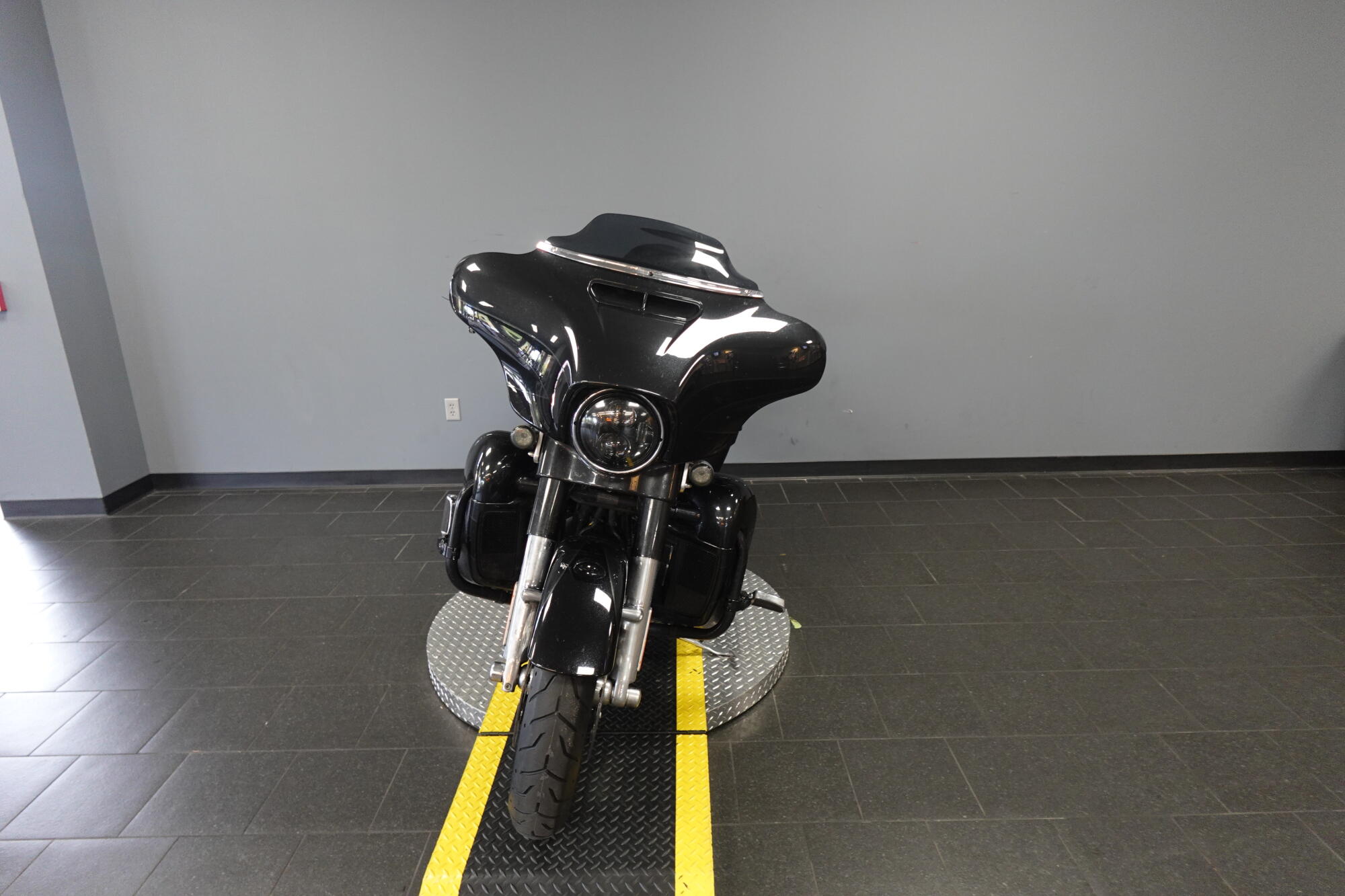 2017 Harley-Davidson® CVO™ Street Glide® FLHXSE, photo 3