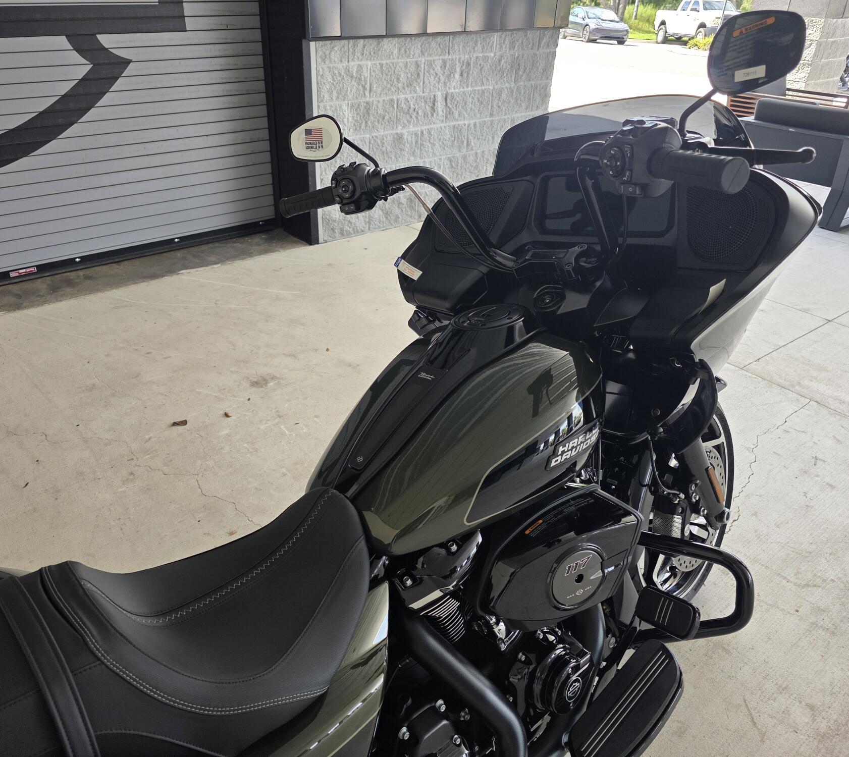 2026 Harley-Davidson® Road Glide® Olive Steel Metallic / Vivid Black Chrome Trim, photo 7