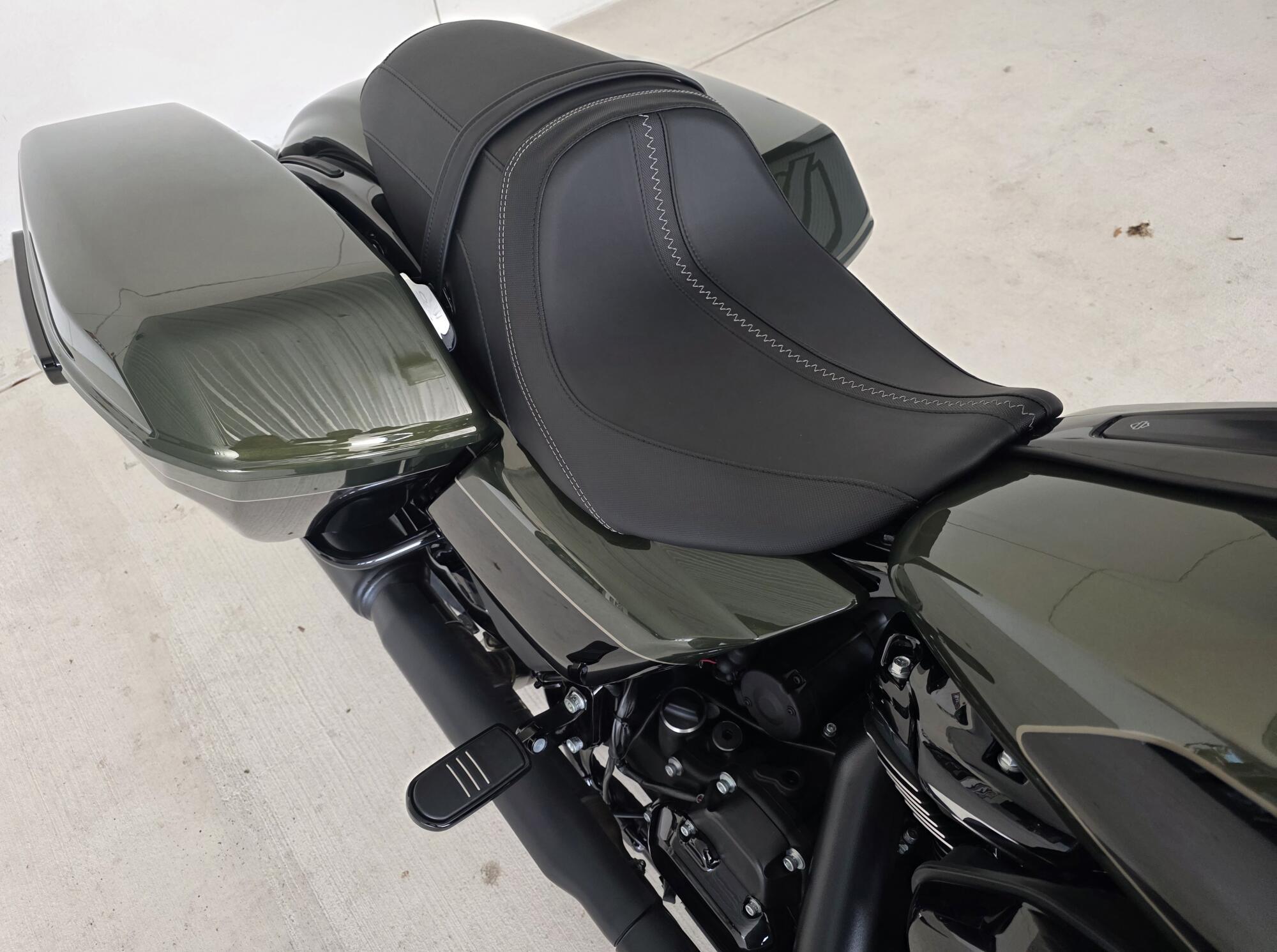 2026 Harley-Davidson® Road Glide® Olive Steel Metallic / Vivid Black Chrome Trim, photo 6