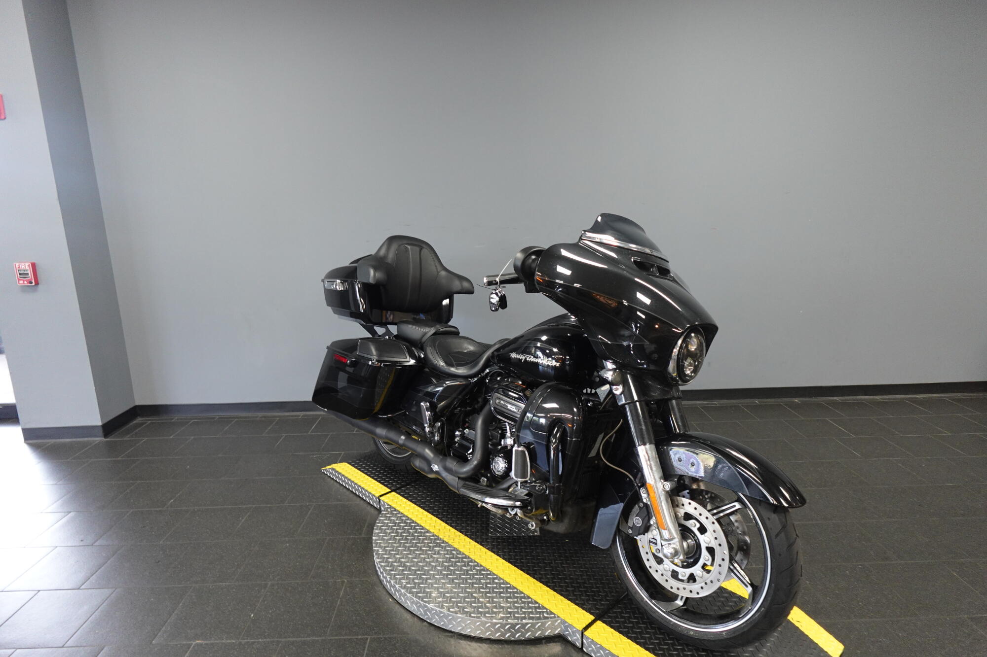 2017 Harley-Davidson® CVO™ Street Glide® FLHXSE, photo 2