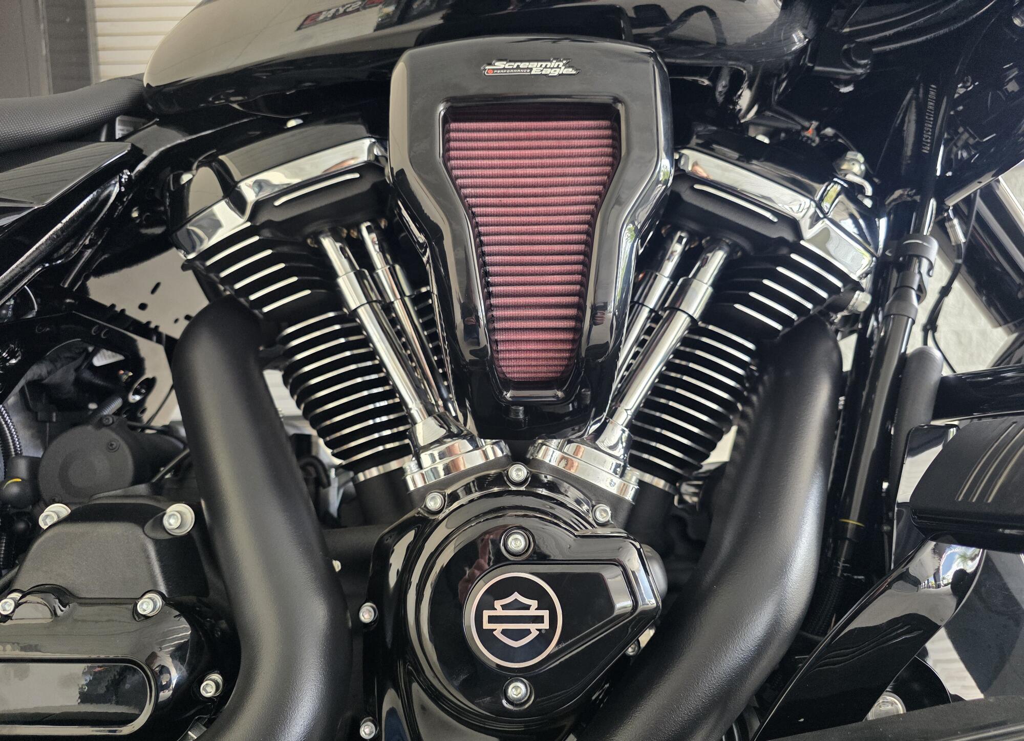 2026 Harley-Davidson® Road Glide® Vivid Black Black Trim, photo 8