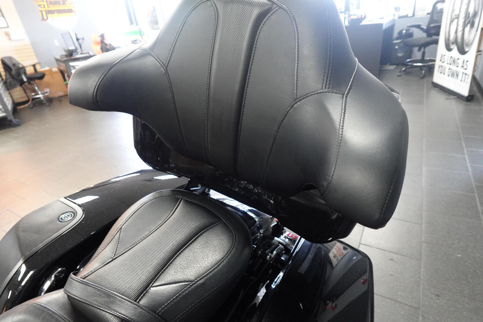 2017 Harley-Davidson® CVO™ Street Glide® FLHXSE, photo 17