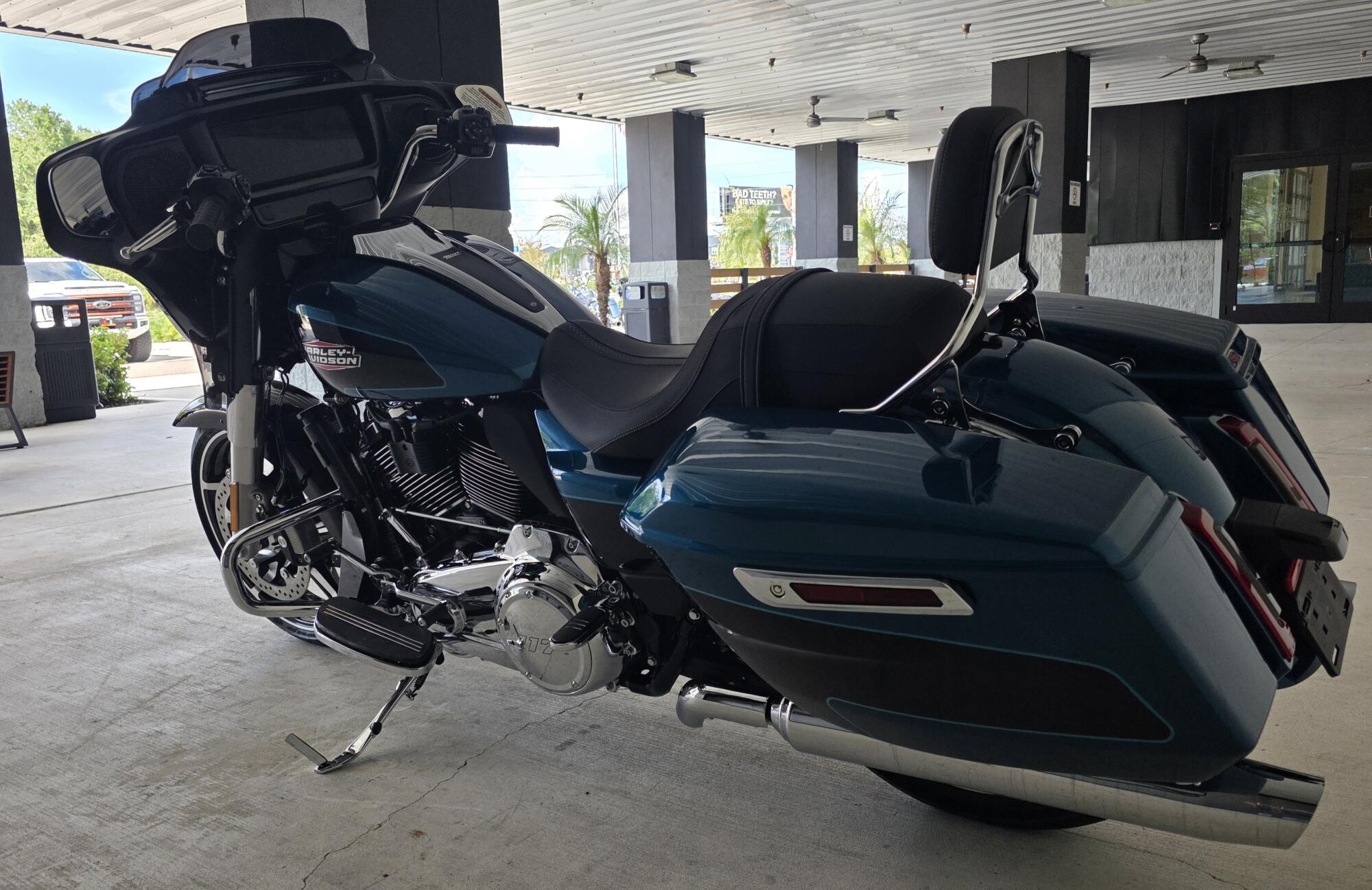 2026 Harley-Davidson® Street Glide® Teal Thunder / Vivid Black Chrome Trim, photo 9