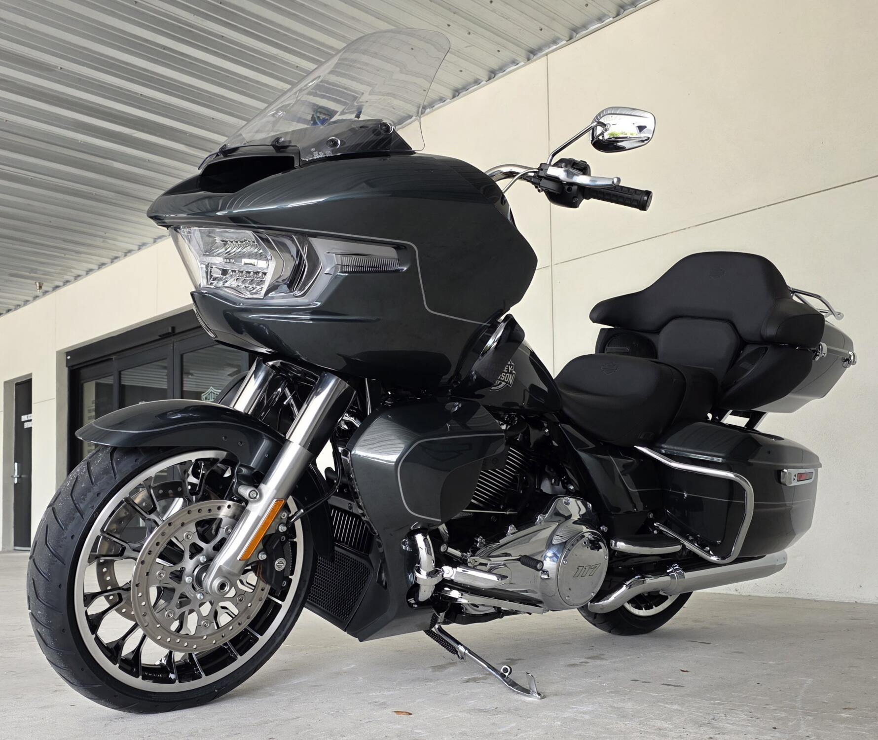 2026 Harley-Davidson® Road Glide Limited Iron Horse Metallic Chrome Trim, photo 10