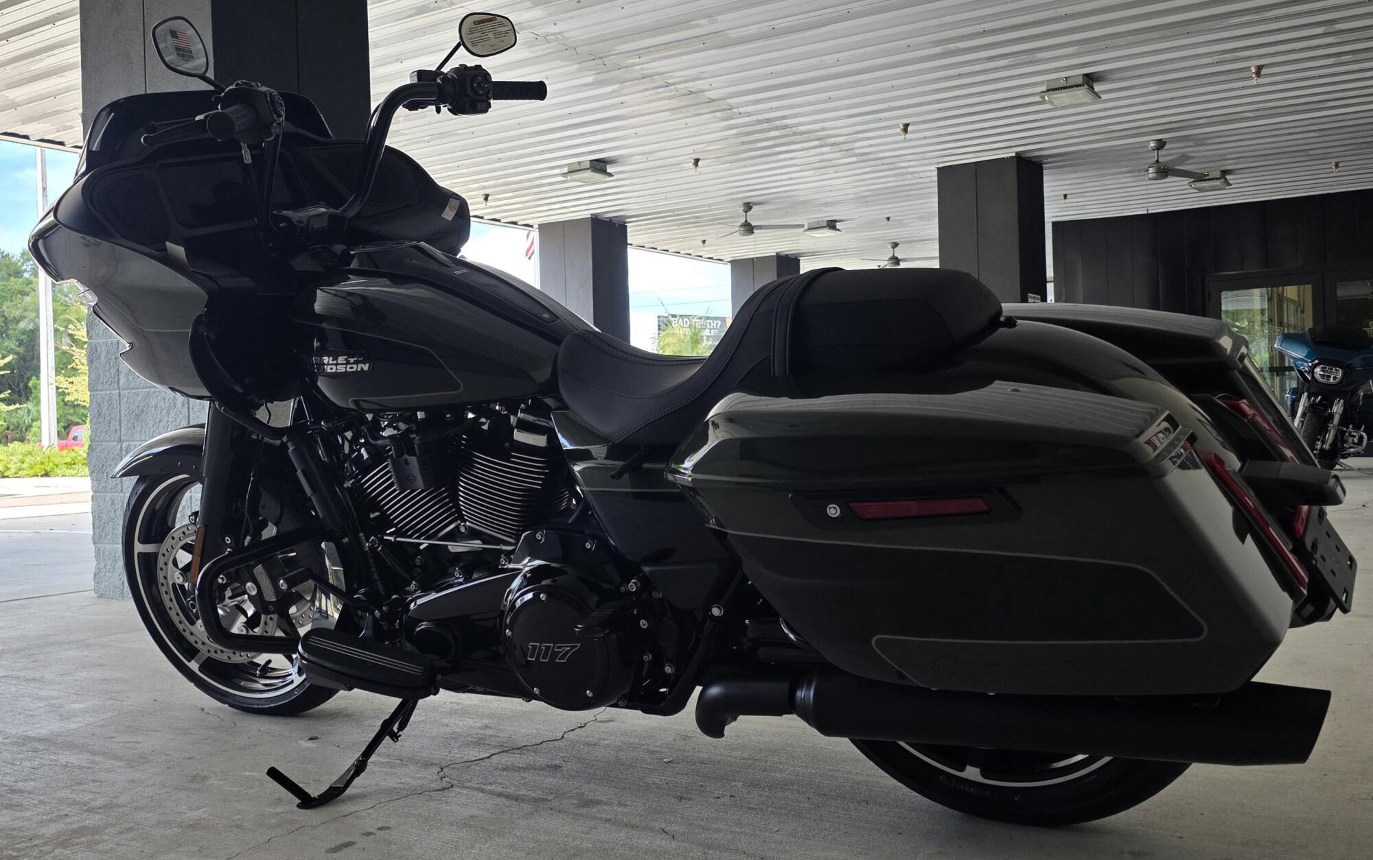 2026 Harley-Davidson® Road Glide® Olive Steel Metallic / Vivid Black Chrome Trim, photo 9