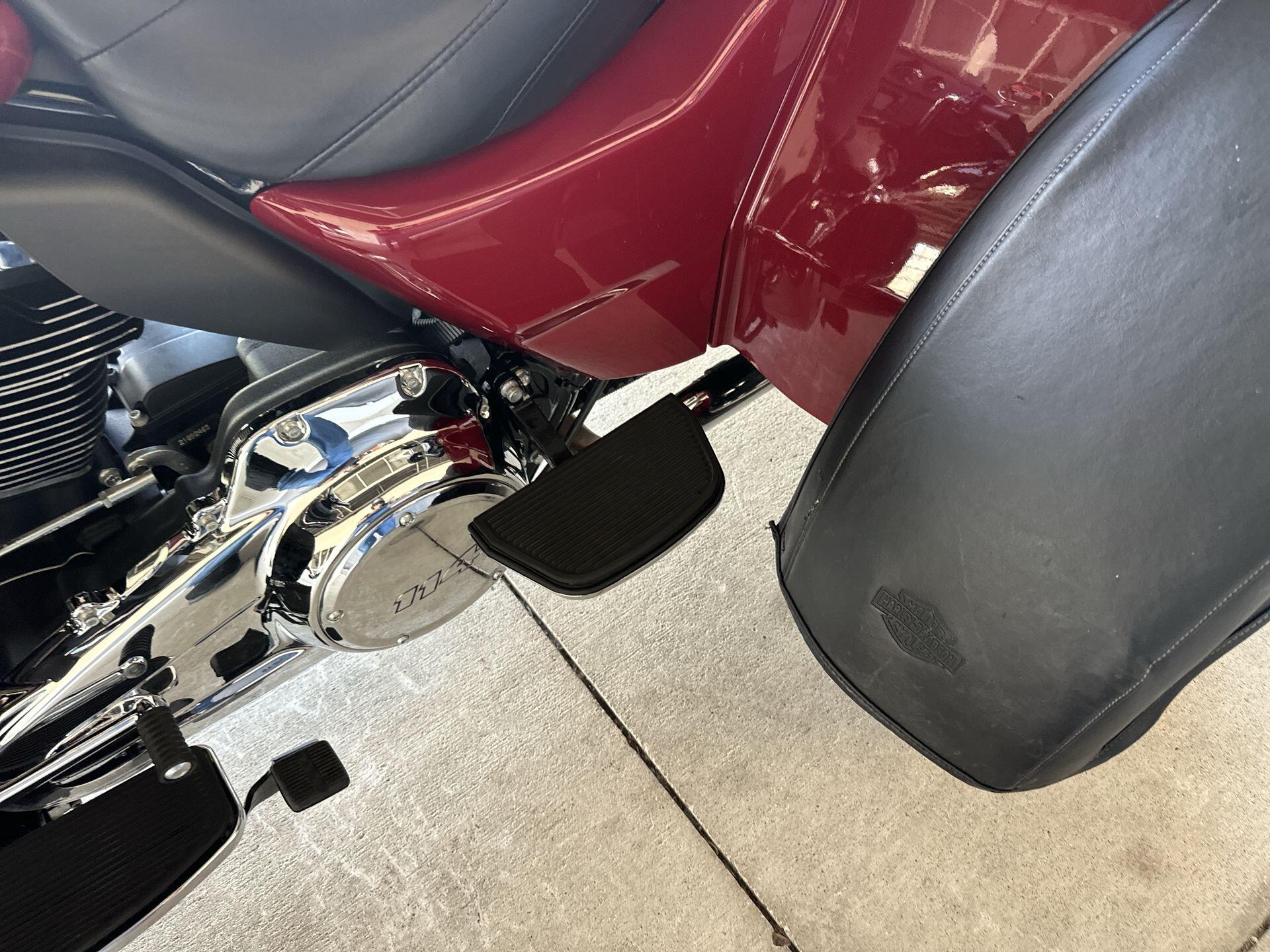 2021 Harley-Davidson® Tri Glide® Ultra FLHTCUTG, photo 20