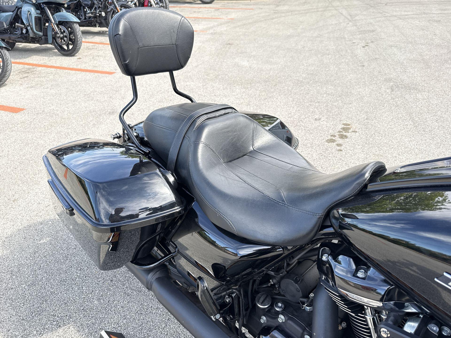 2018 Harley-Davidson® Street Glide® Special Vivid Black, photo 16