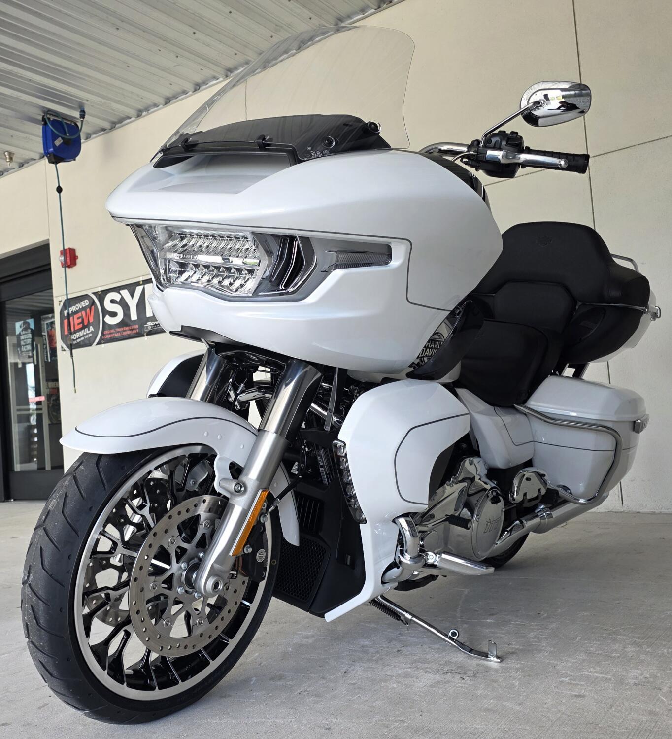 2026 Harley-Davidson® Road Glide Limited White Onyx Pearl Chrome Trim, photo 11
