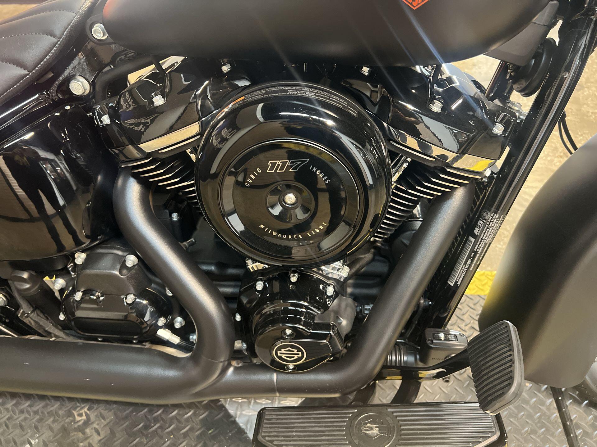 2026 Harley-Davidson® Deadwood™ FLHD, photo 13