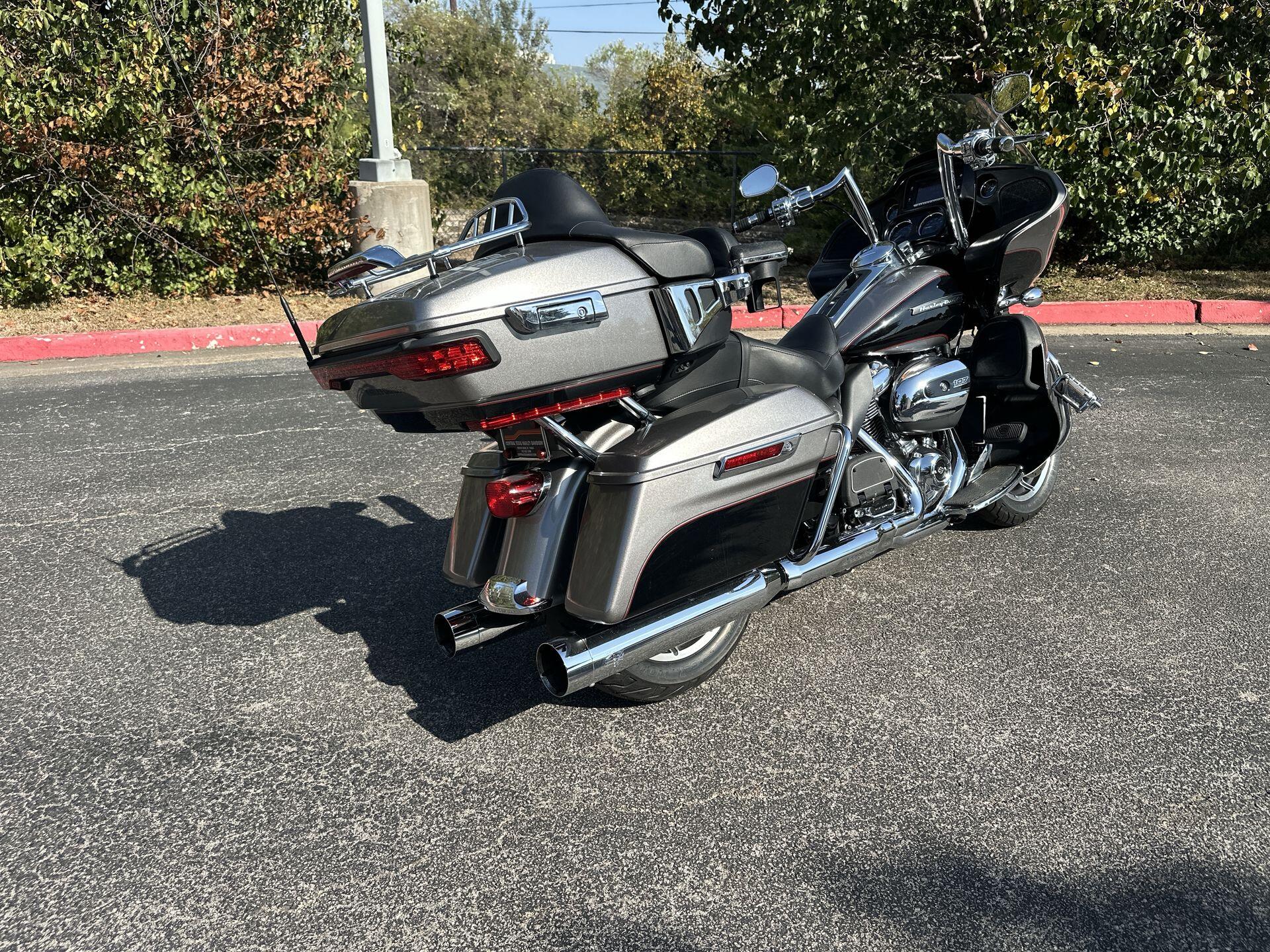 2017 Harley-Davidson® Road Glide® Ultra FLTRU, photo 10