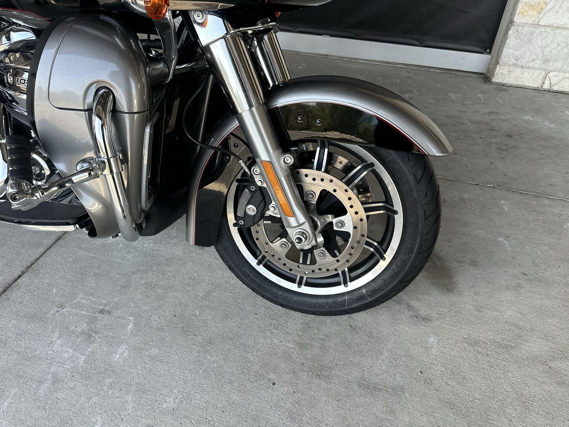 2017 Harley-Davidson® Road Glide® Ultra FLTRU, photo 12