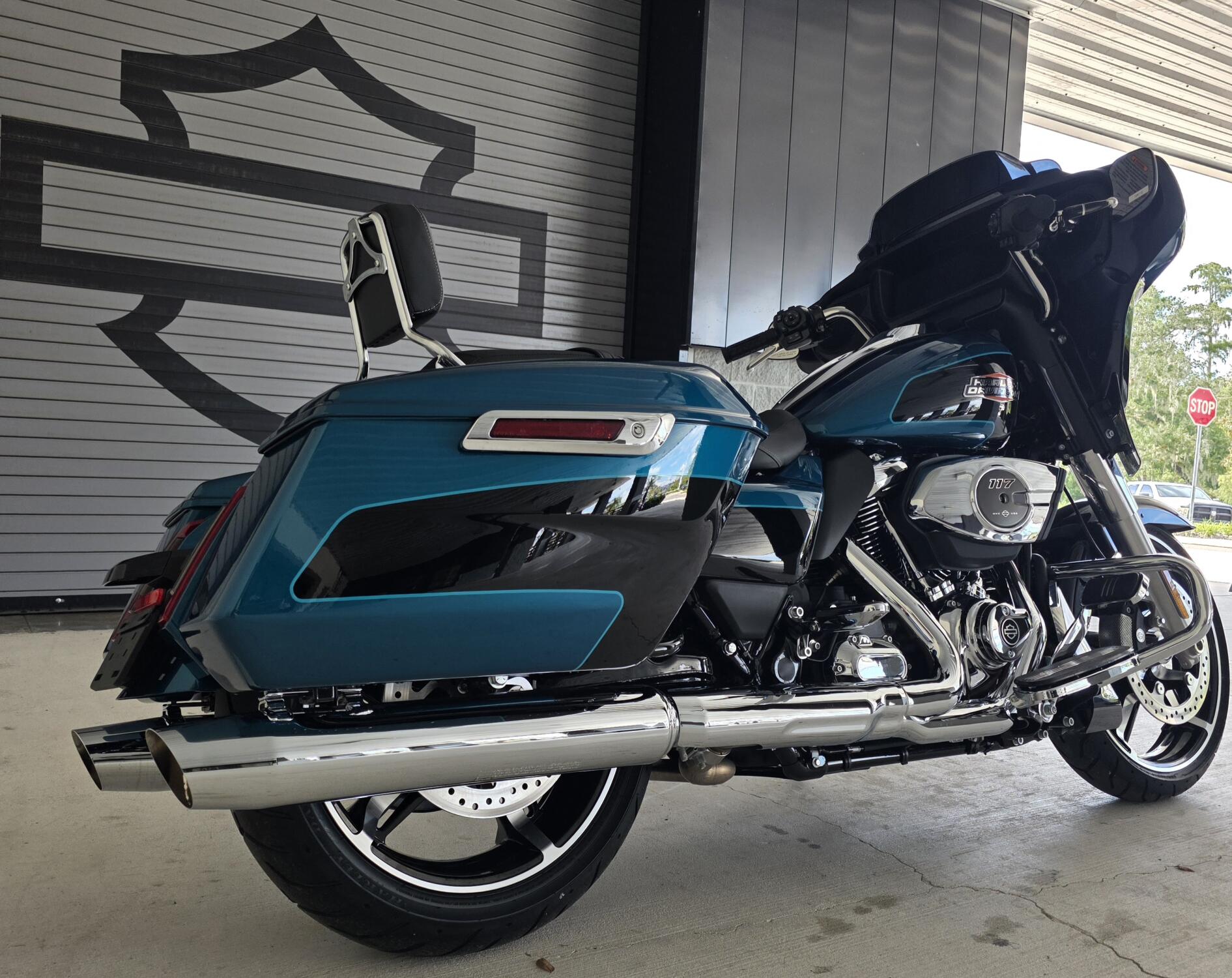 2026 Harley-Davidson® Street Glide® Teal Thunder / Vivid Black Chrome Trim, photo 8