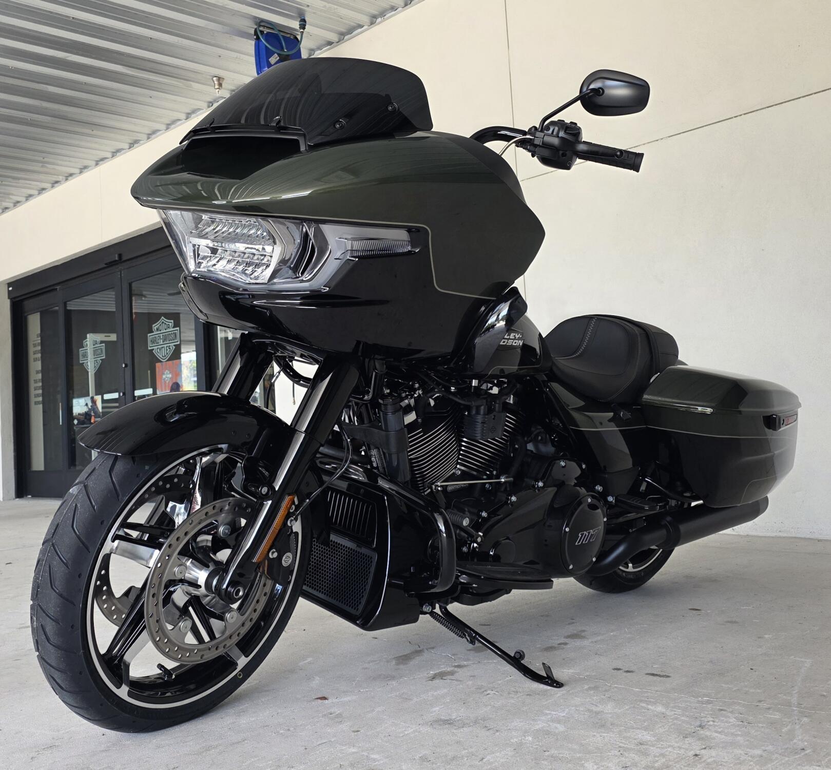 2026 Harley-Davidson® Road Glide® Olive Steel Metallic / Vivid Black Chrome Trim, photo 10